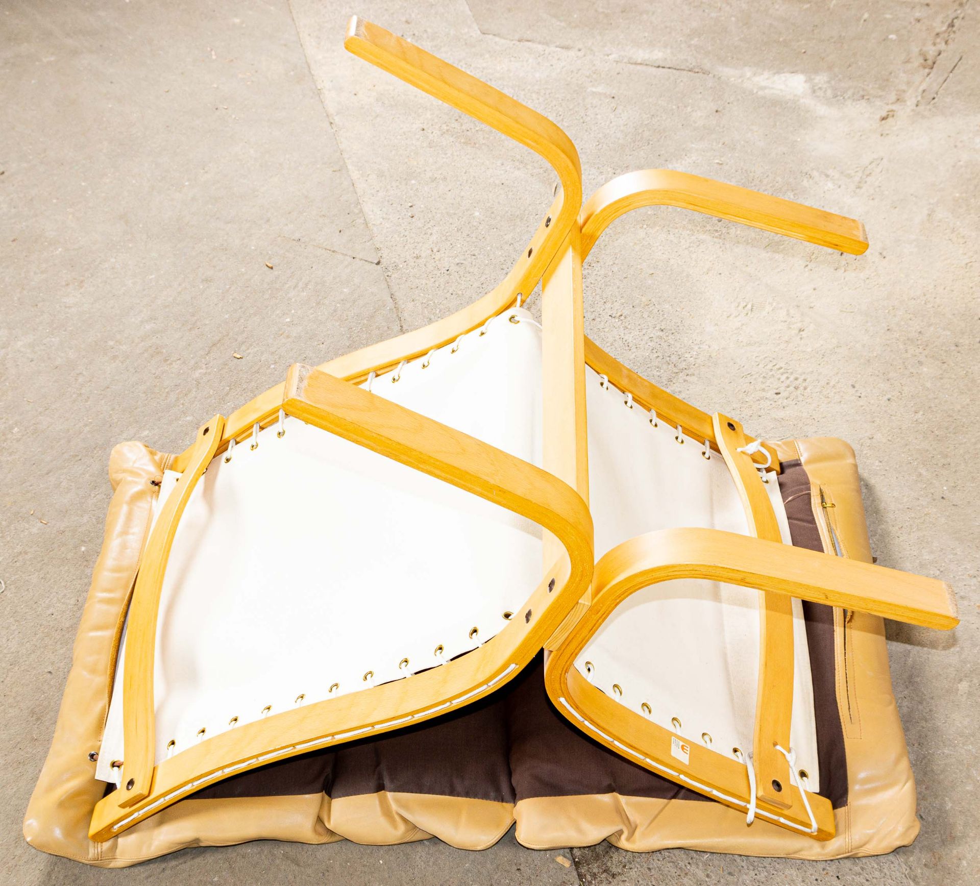 Paar bequemer Siesta-Sessel, beigefarbene Lederbezüge, Konstruktion aus gebogenem Weißbuchenschicht - Bild 12 aus 14