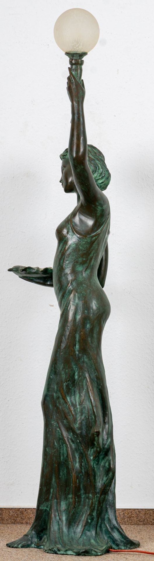 Große einflammige Figurenlampe, Bronze-Hohlguss mit grünlich-brauner Patina, ihre linke Hand emporg - Image 9 of 20