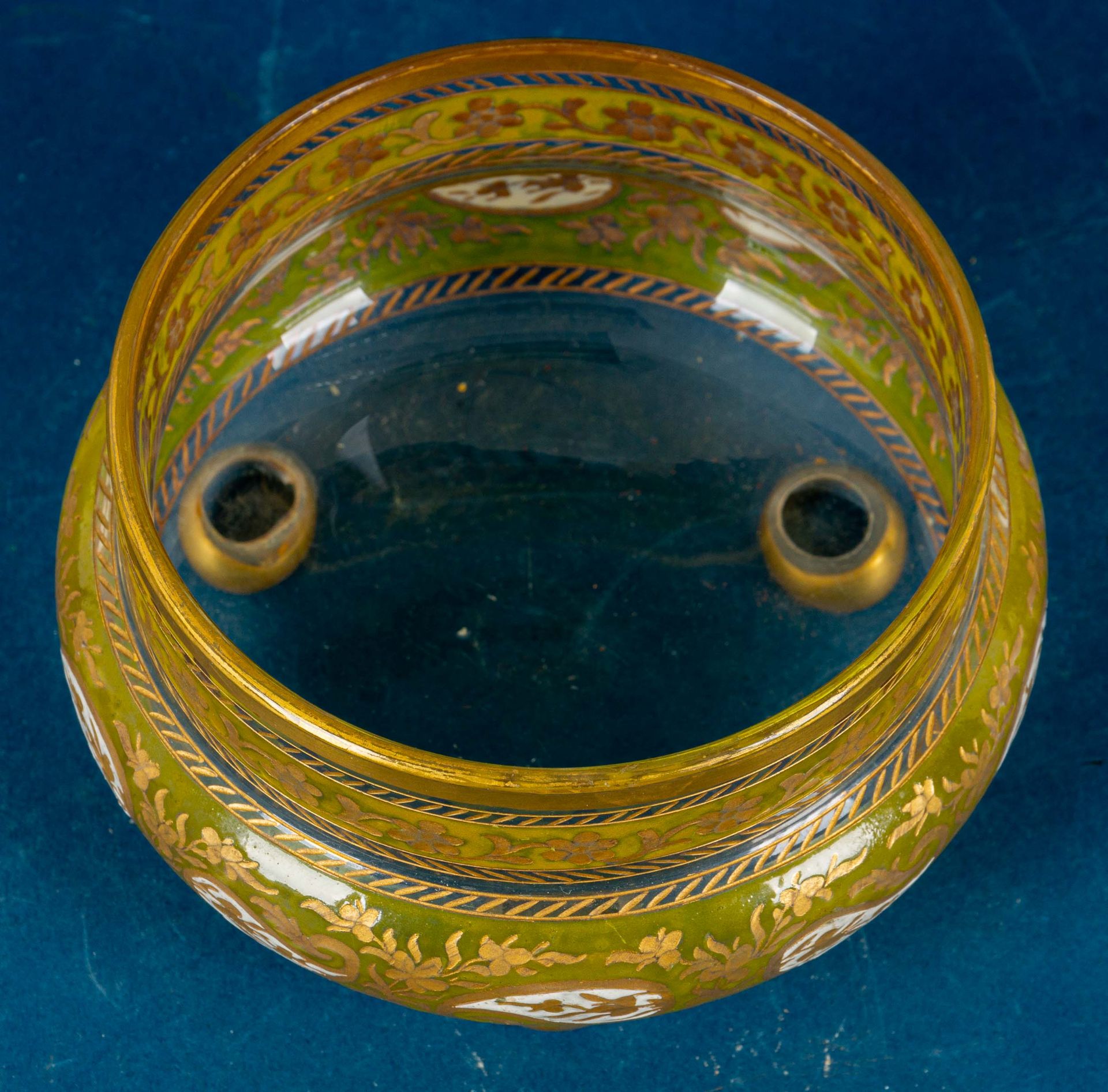 Runde Fußschale mit hohem, im unteren Teil gebauchtem Rand; farbloses Klarglas mit zartgrünen umlau - Bild 3 aus 6
