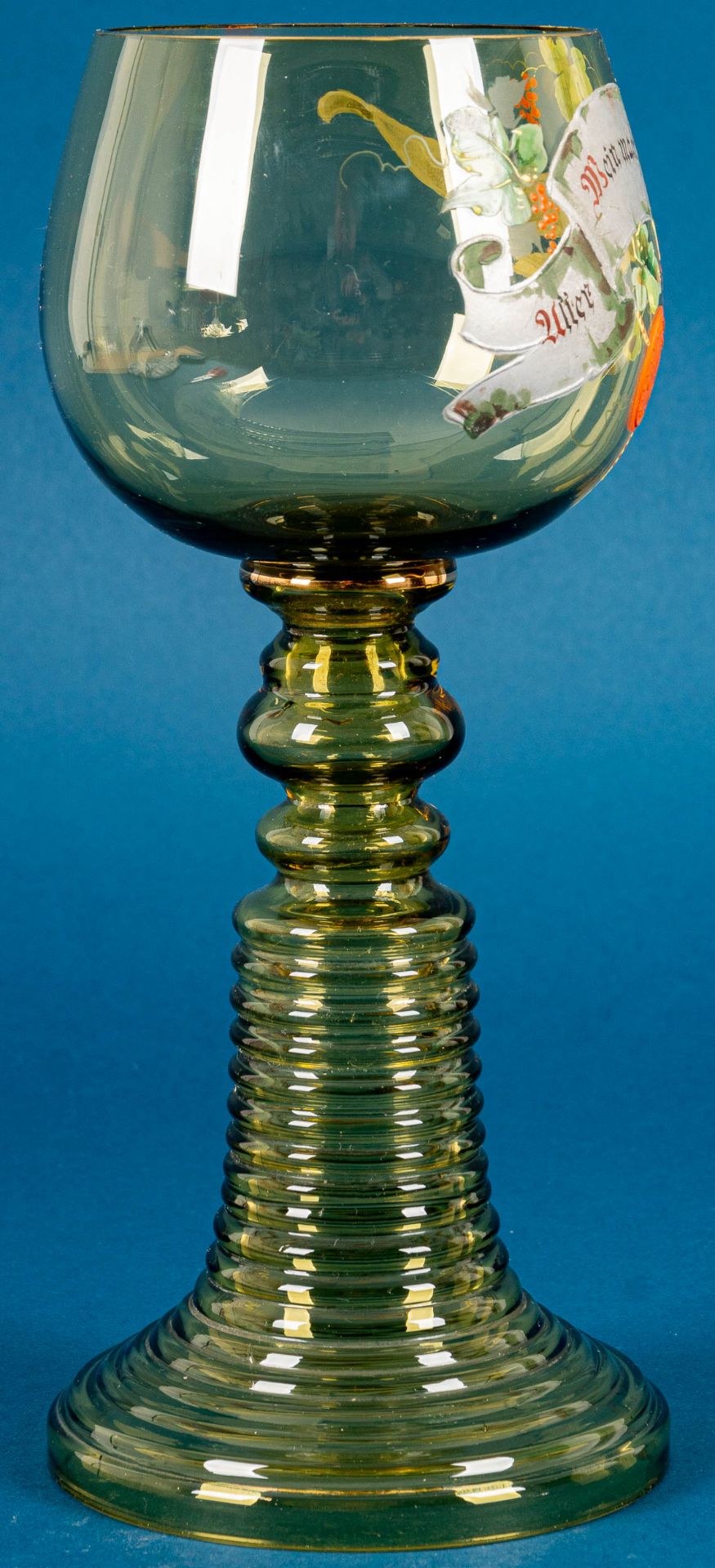 Großes Weinglas sog. "Römer", grünliches Glas mit dezentem Goldrand, Kuppa frontal mit polychromer  - Bild 7 aus 10