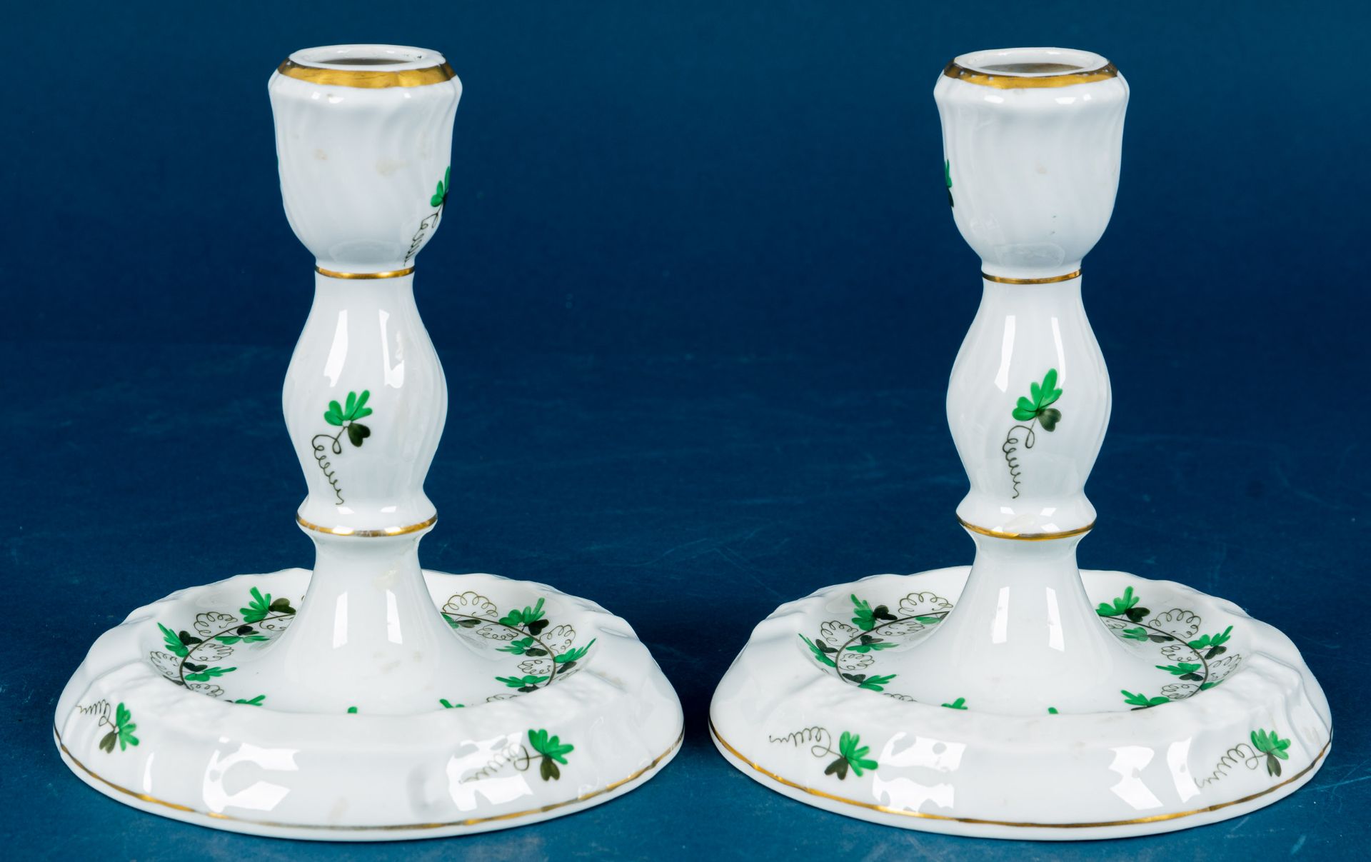 Paar einflammiger Tischkerzenleuchter in barocker Formgebung, Herend Weißporzellan mit polychromem