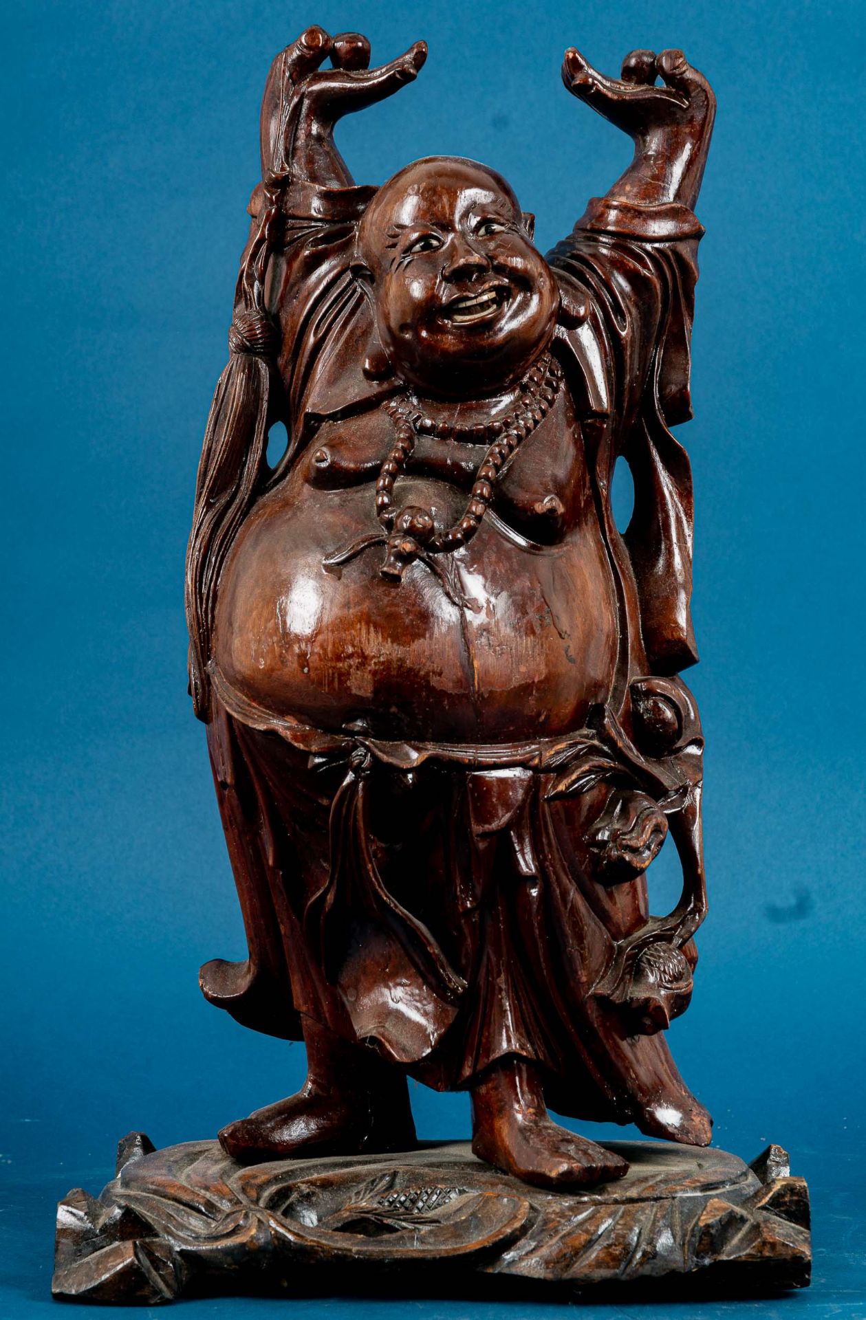 Geschnitzte Figur, Buddha?, Höhe ca. 43 cm, rötlich gebeiztes Hartholz, eingesetzte Augen & Zähne,