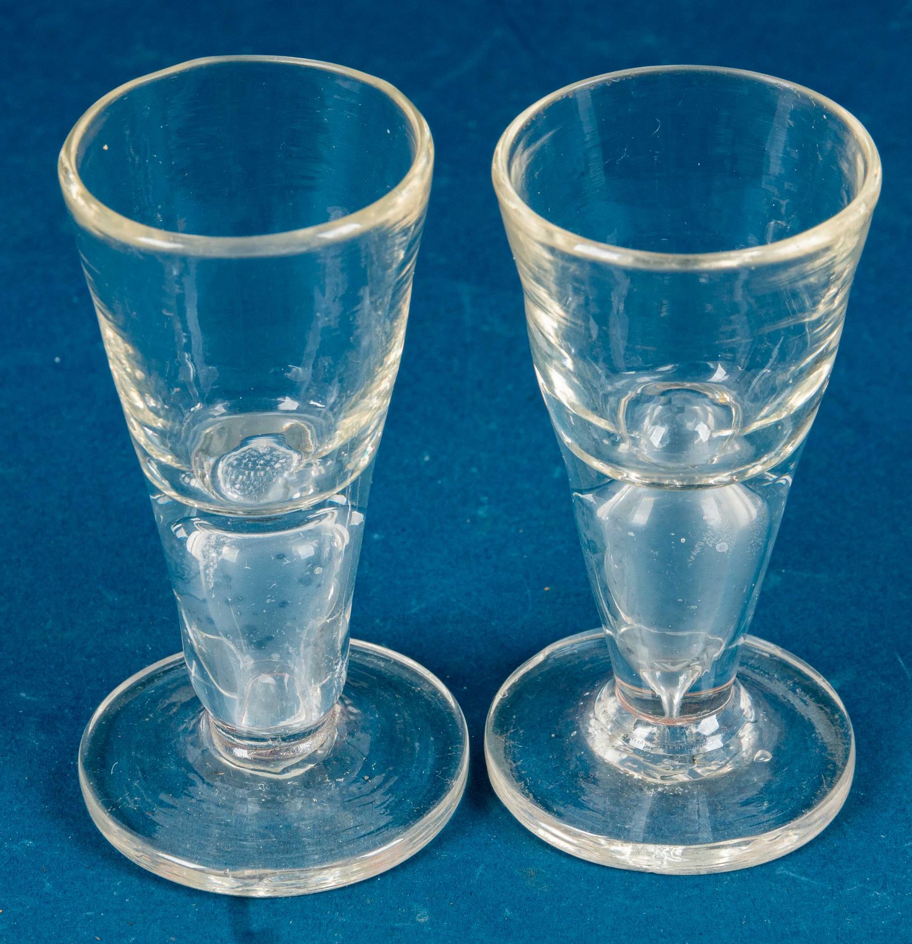 2 antike Schnapsgläser, sogen. Wachtmeister, farbloses Klarglas mit Schlieren, unteres Griffstück m - Bild 3 aus 7