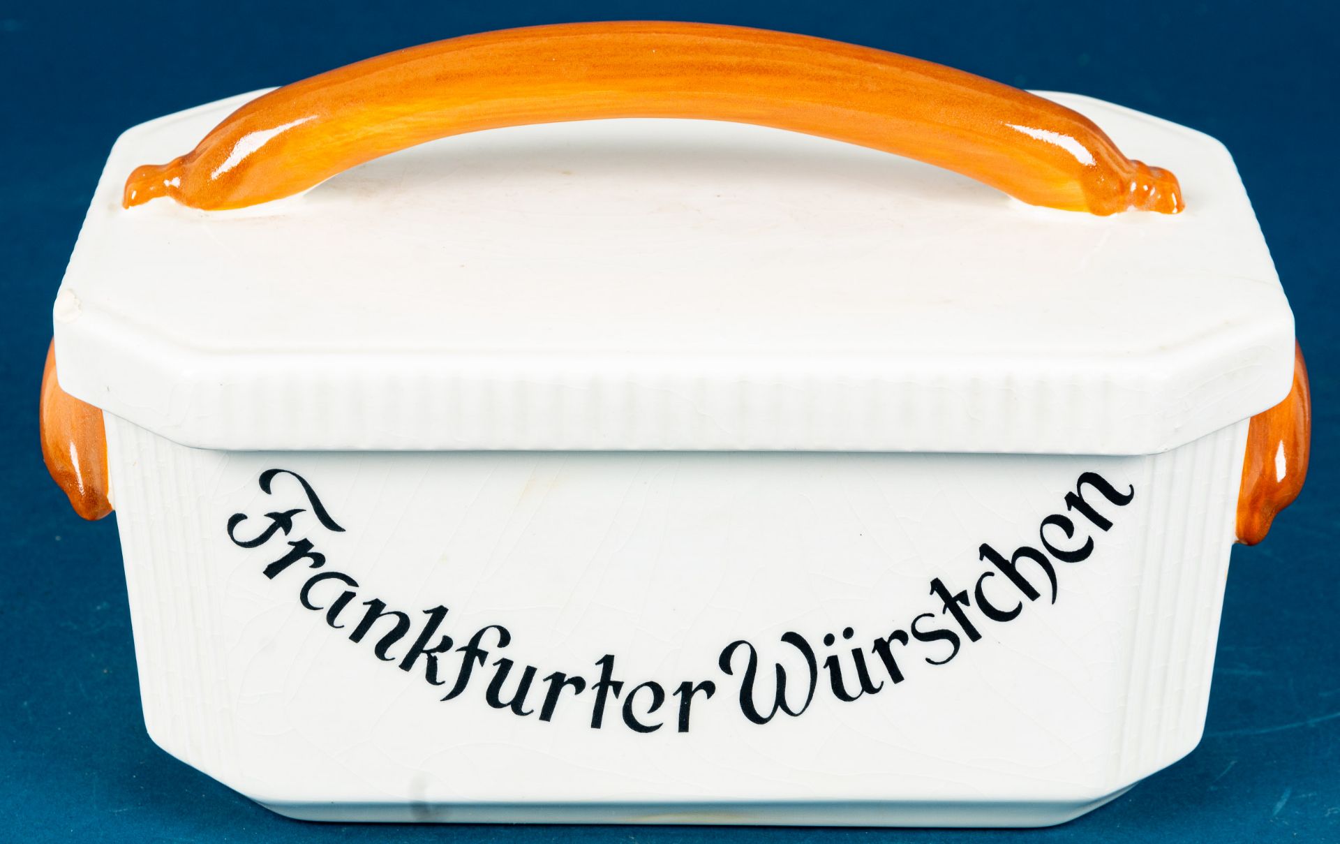 "Frankfurter Würstchen", rechteckige Steingut-Deckeldose der "Schrammberger Majolika - Fabrik", Mod