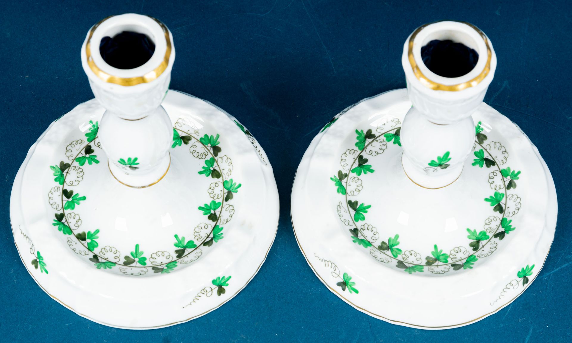 Paar einflammiger Tischkerzenleuchter in barocker Formgebung, Herend Weißporzellan mit polychromem - Image 2 of 10