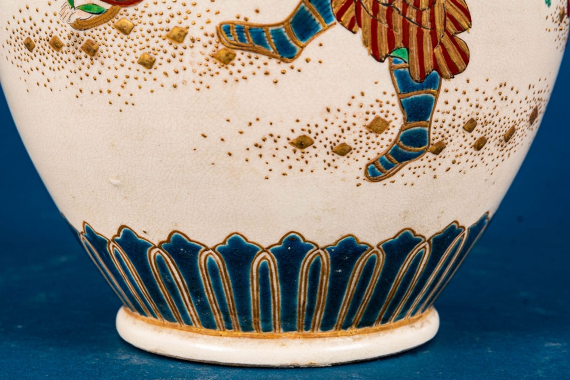 Hohe kegelförmige Vase, japan. Feinsteinzeug, heller Scherben mit "tanzenden Frauen" in aufwändigen - Image 5 of 20