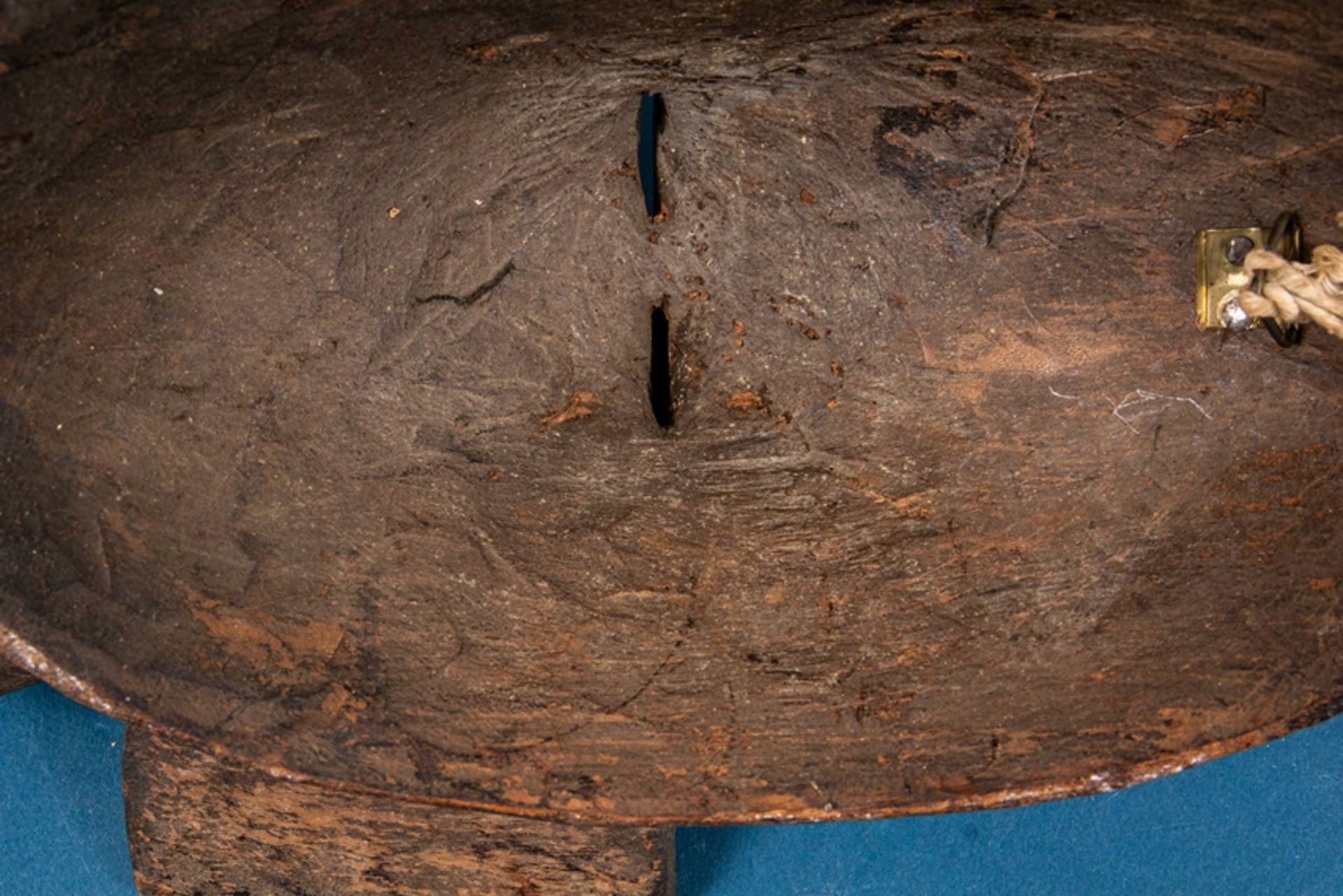 Alte oder antike afrikanische Maske, holzgeschnitzt. Ca. 38,5 cm Höhe; guter, unperfekter Erhalt mi - Image 10 of 11