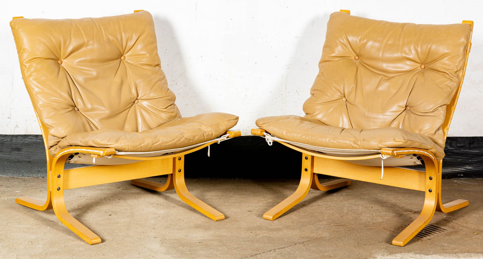 Paar bequemer Siesta-Sessel, beigefarbene Lederbezüge, Konstruktion aus gebogenem Weißbuchenschicht