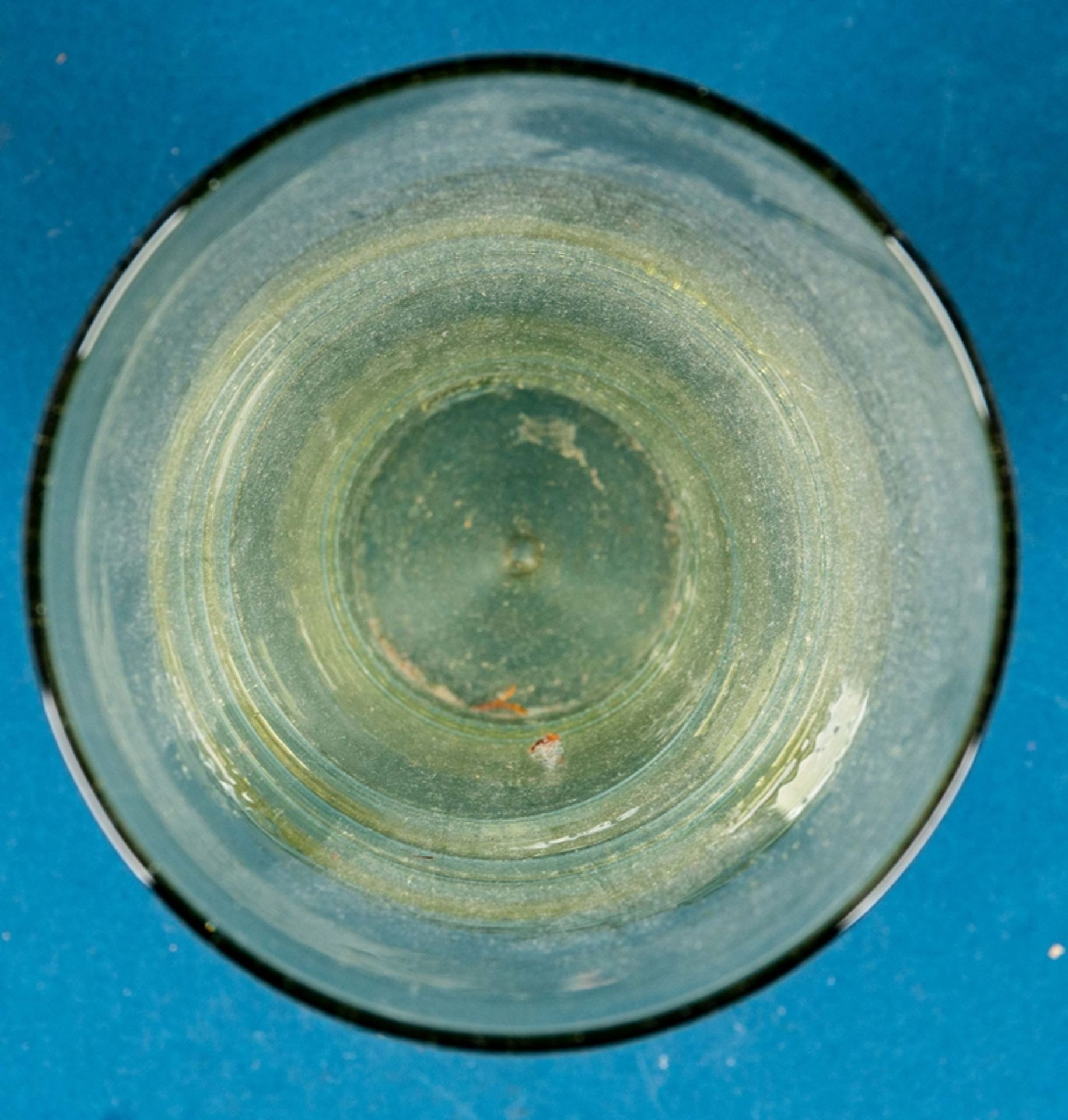 Großes antikes Trinkglas, grünliches Glas mit unzähligen Luftblaseneinschlüssen; mehrteilige Fertig - Bild 4 aus 6