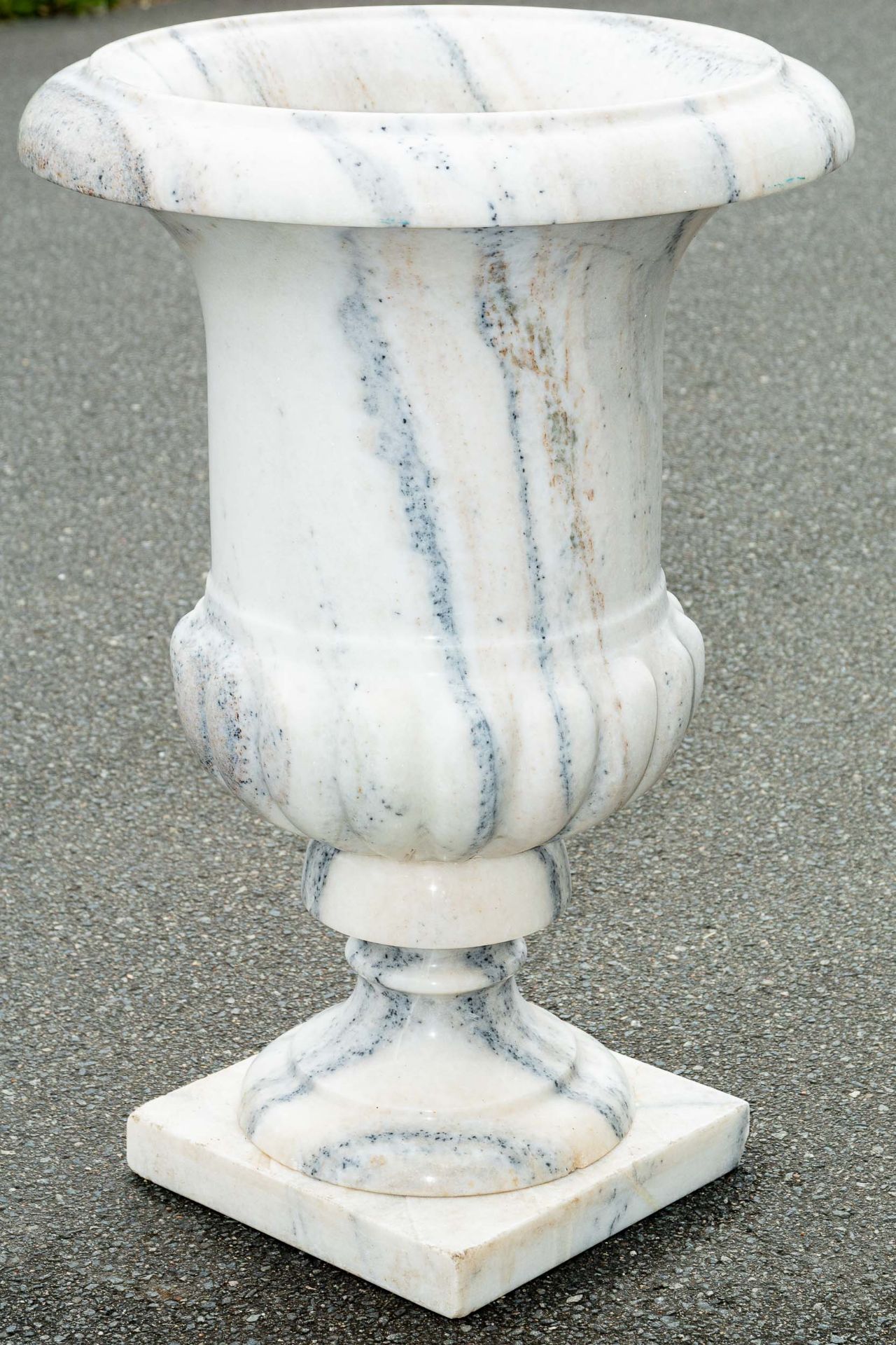 Klassische Parkvase/ Gartenvase, weiß-grauer Marmor, Höhe ca. 72 cm, Durchmesser ca. 48 cm; Bodenpl