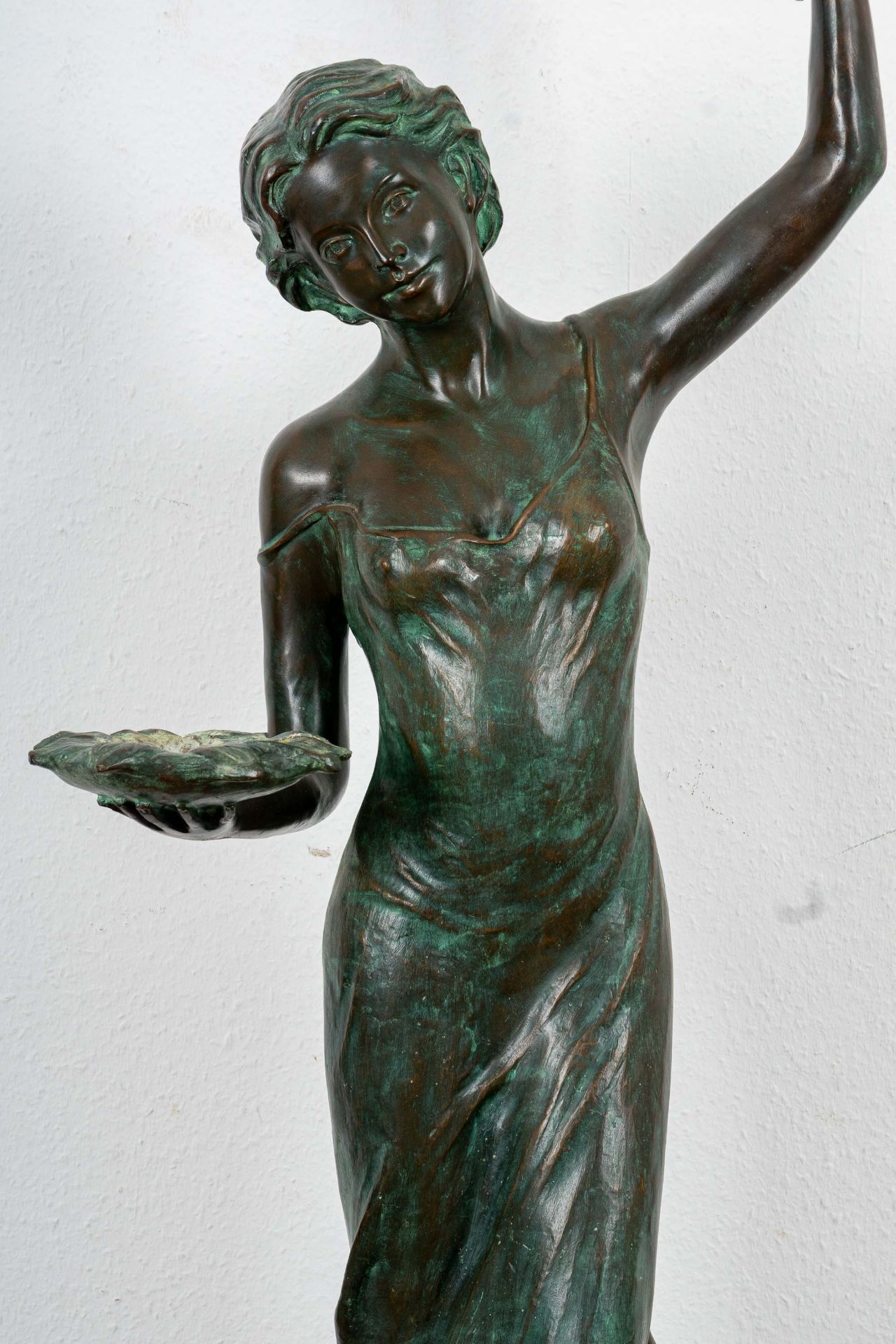 Große einflammige Figurenlampe, Bronze-Hohlguss mit grünlich-brauner Patina, ihre linke Hand emporg - Image 2 of 20