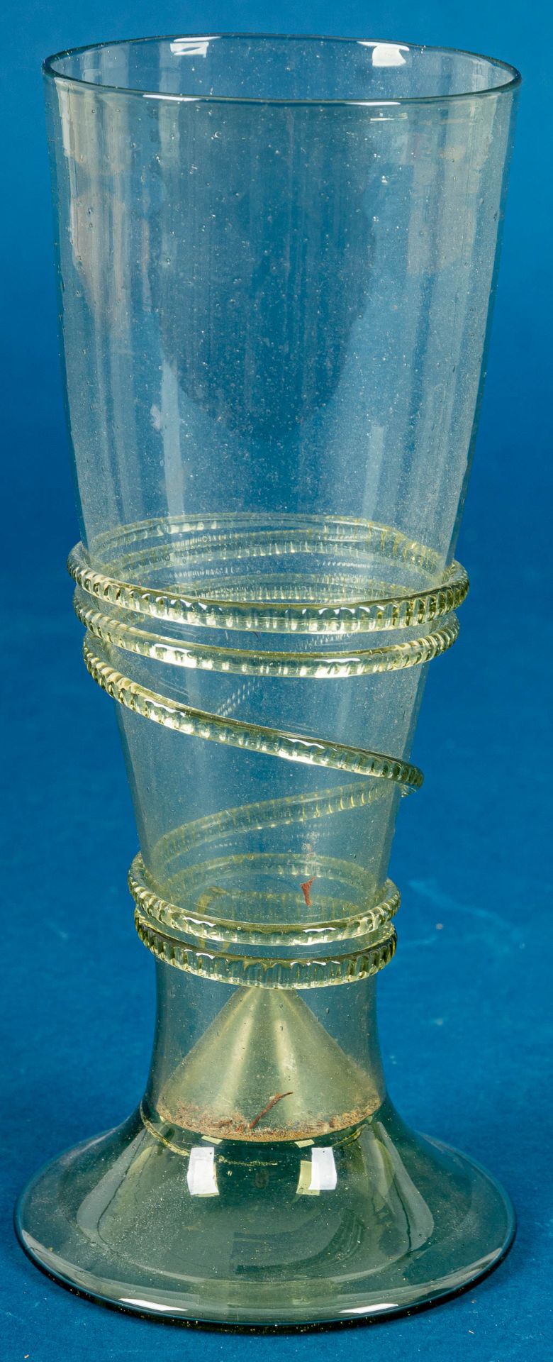 Großes antikes Trinkglas, grünliches Glas mit unzähligen Luftblaseneinschlüssen; mehrteilige Fertig