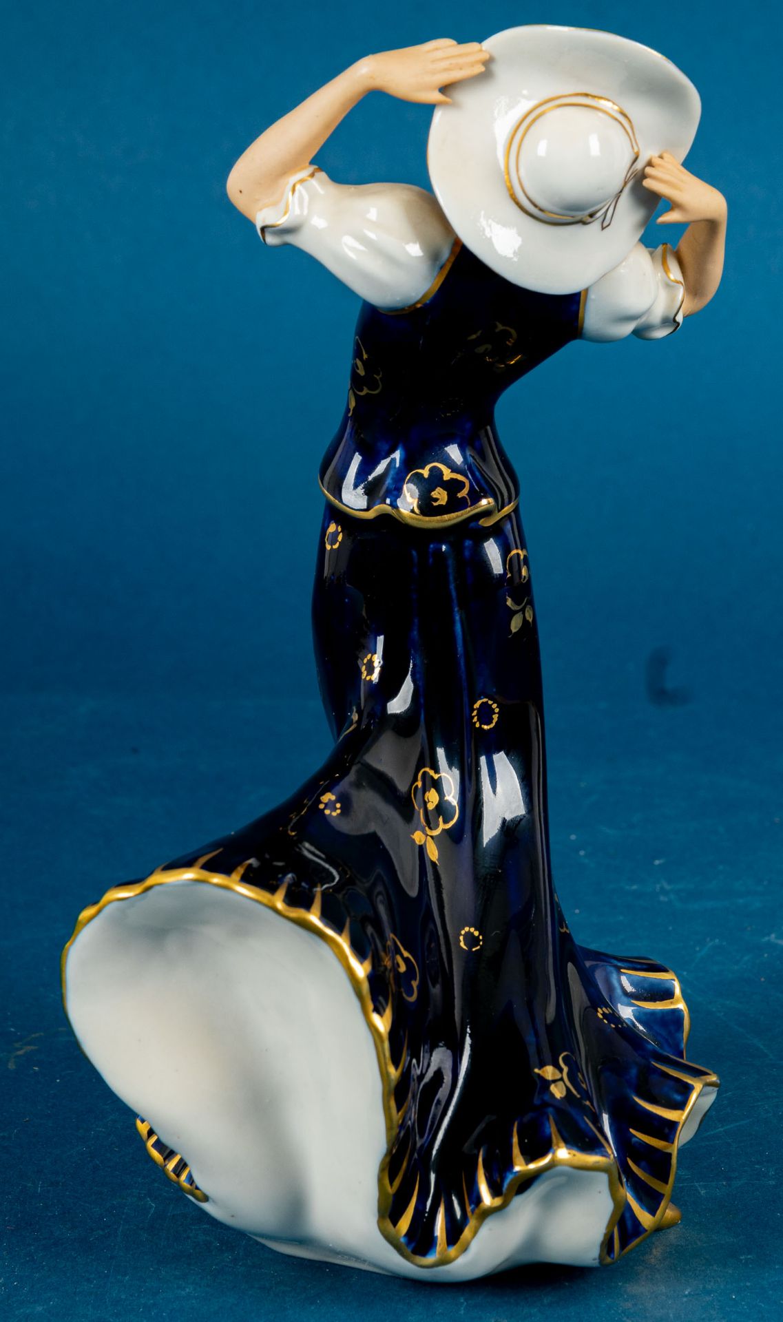 "Tango-Tänzerin", Royal Dux, polychrom staffiertes Weißporzellan, reicher Golddekor; sehr schöner E - Image 4 of 14