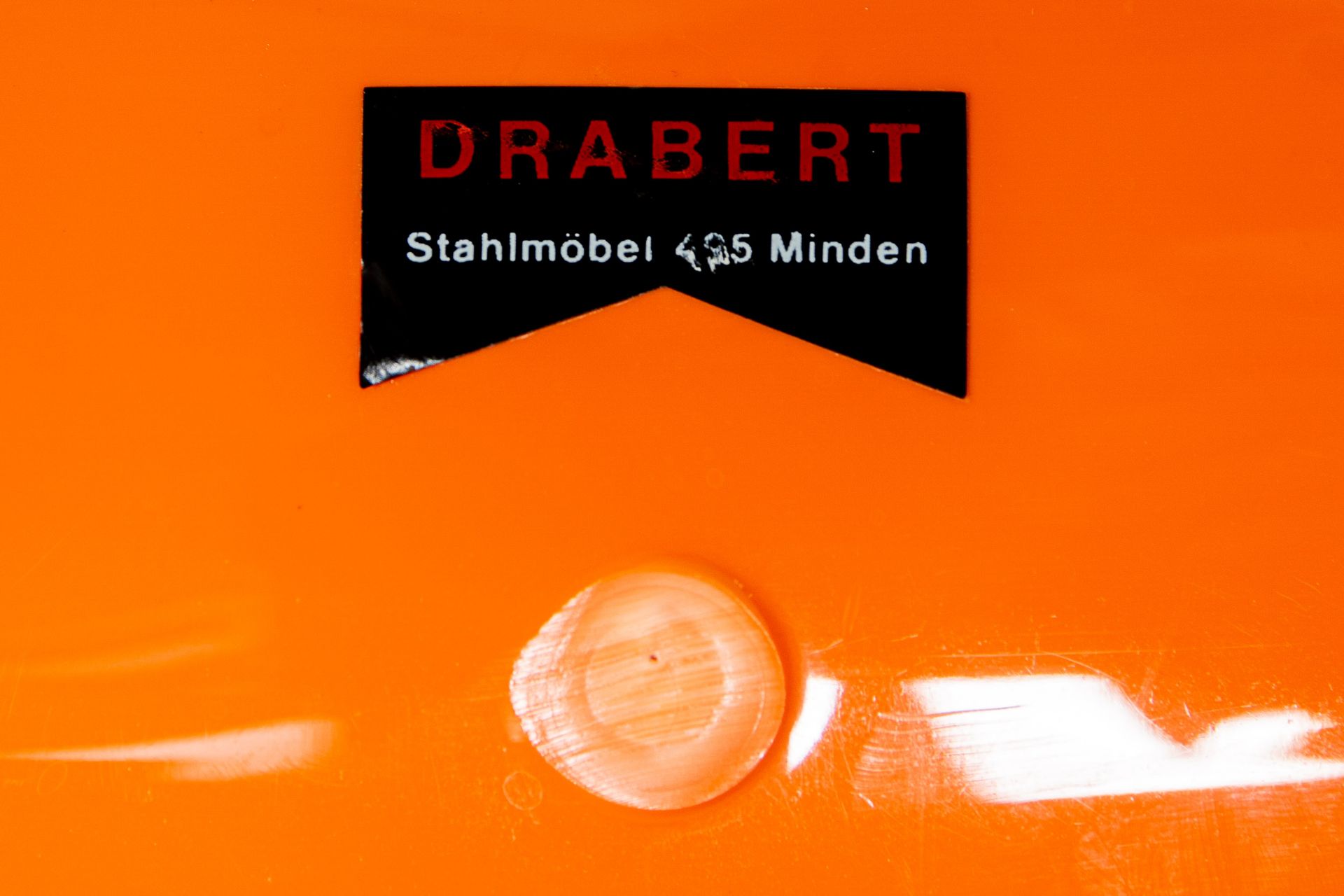 Folge von 3 Stapelstühlen der Marke "DRABERT", orange Kunststoffsitze, 1970er Jahre, verchromte Ges - Bild 7 aus 7