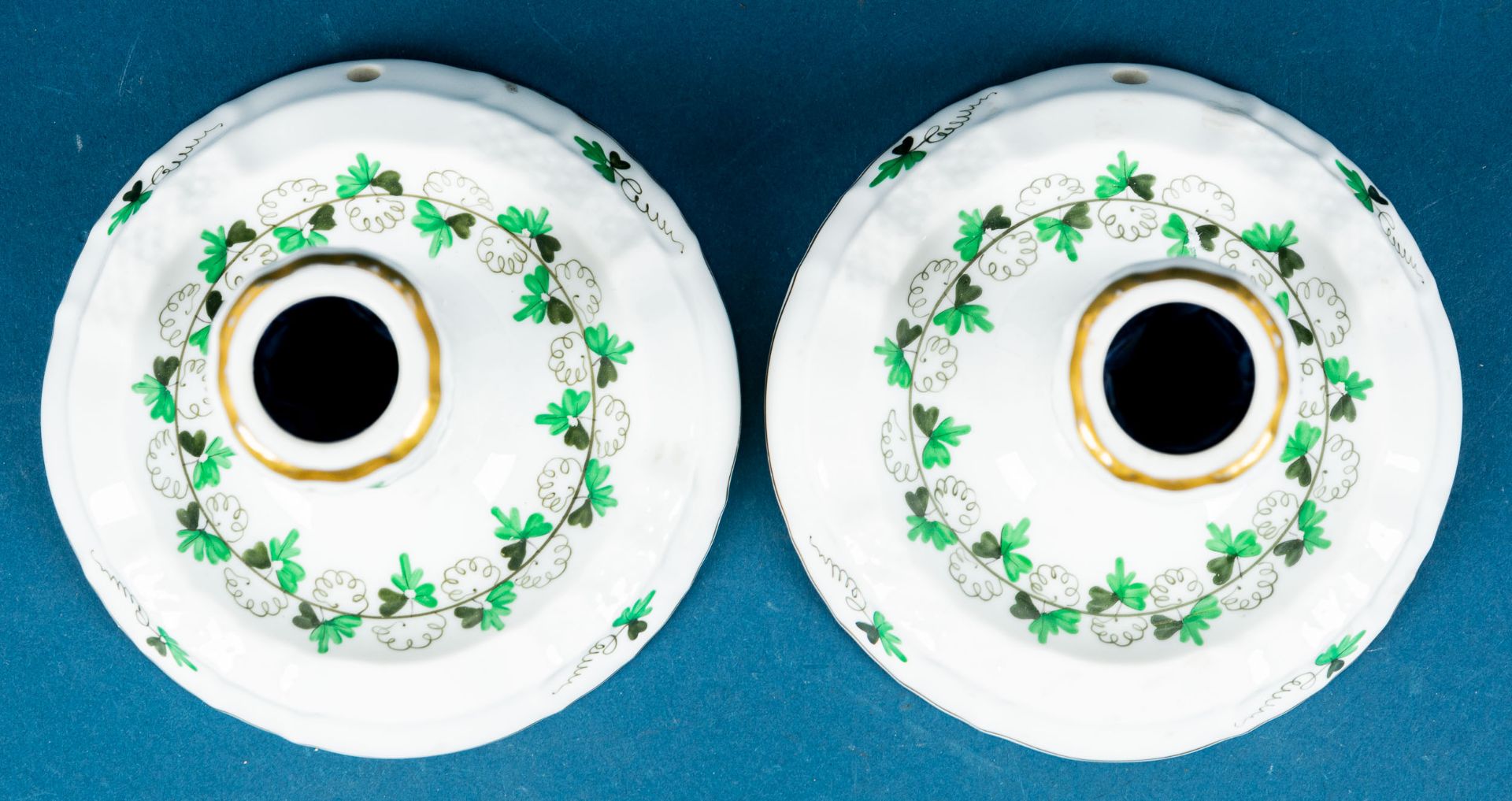 Paar einflammiger Tischkerzenleuchter in barocker Formgebung, Herend Weißporzellan mit polychromem - Image 7 of 10