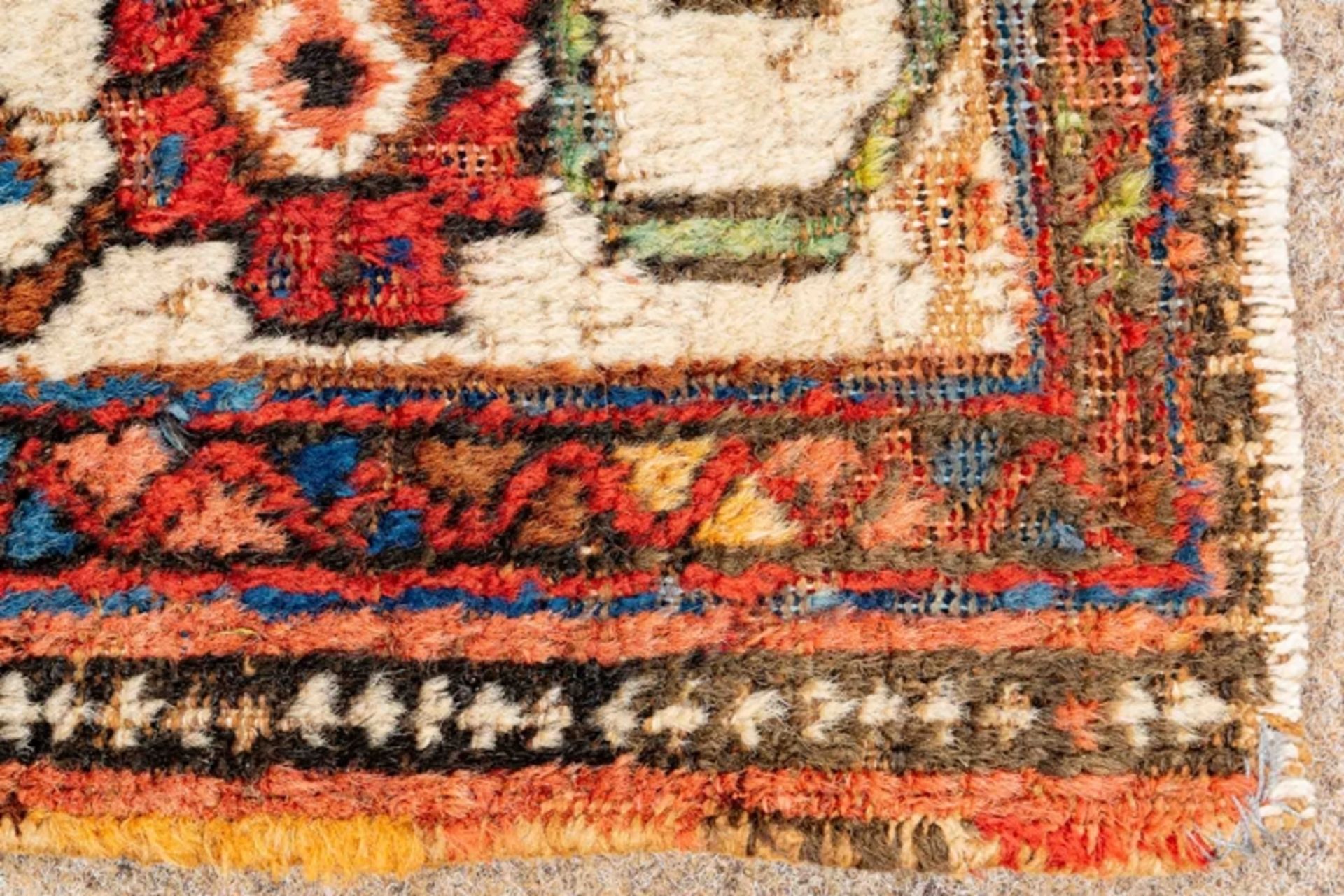 Antiker Afschar, Südpersien Ende 19. Jhdt. Format ca. 185 x 144 cm. Wolle auf Baumwolle/mittig auf - Image 7 of 9