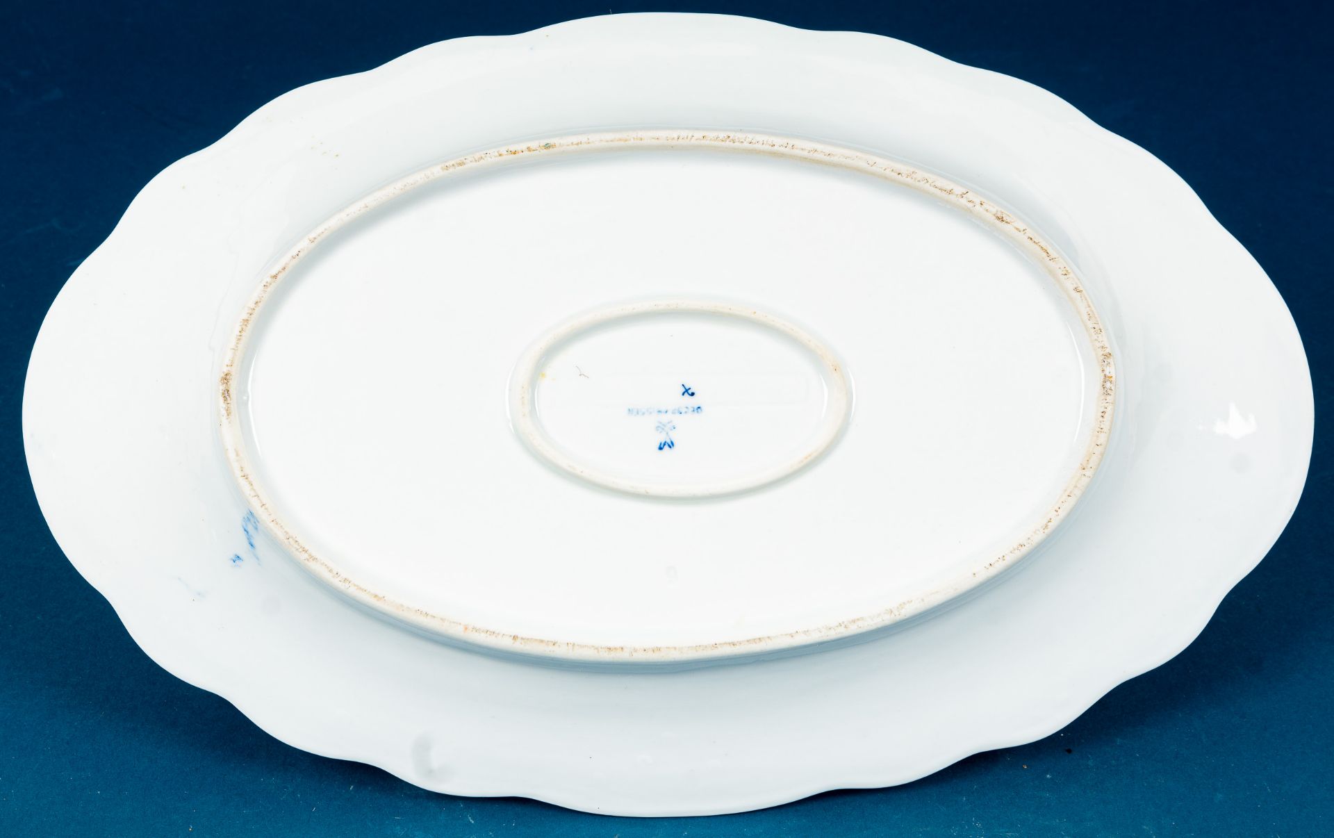Ovale Bratenplatte, Weißporzellan mit bläulichem Zwiebelmusterdekor, schöner Erhalt, ca. 28 x 44 cm - Image 4 of 8