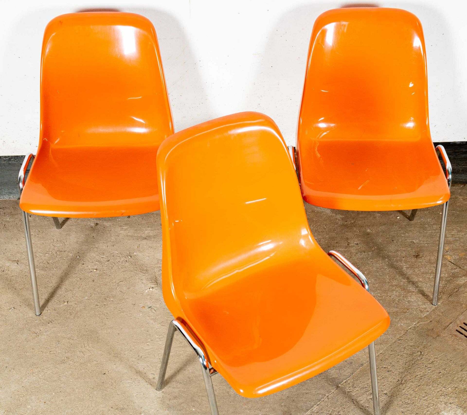 Folge von 3 Stapelstühlen der Marke "DRABERT", orange Kunststoffsitze, 1970er Jahre, verchromte Ges - Bild 3 aus 7