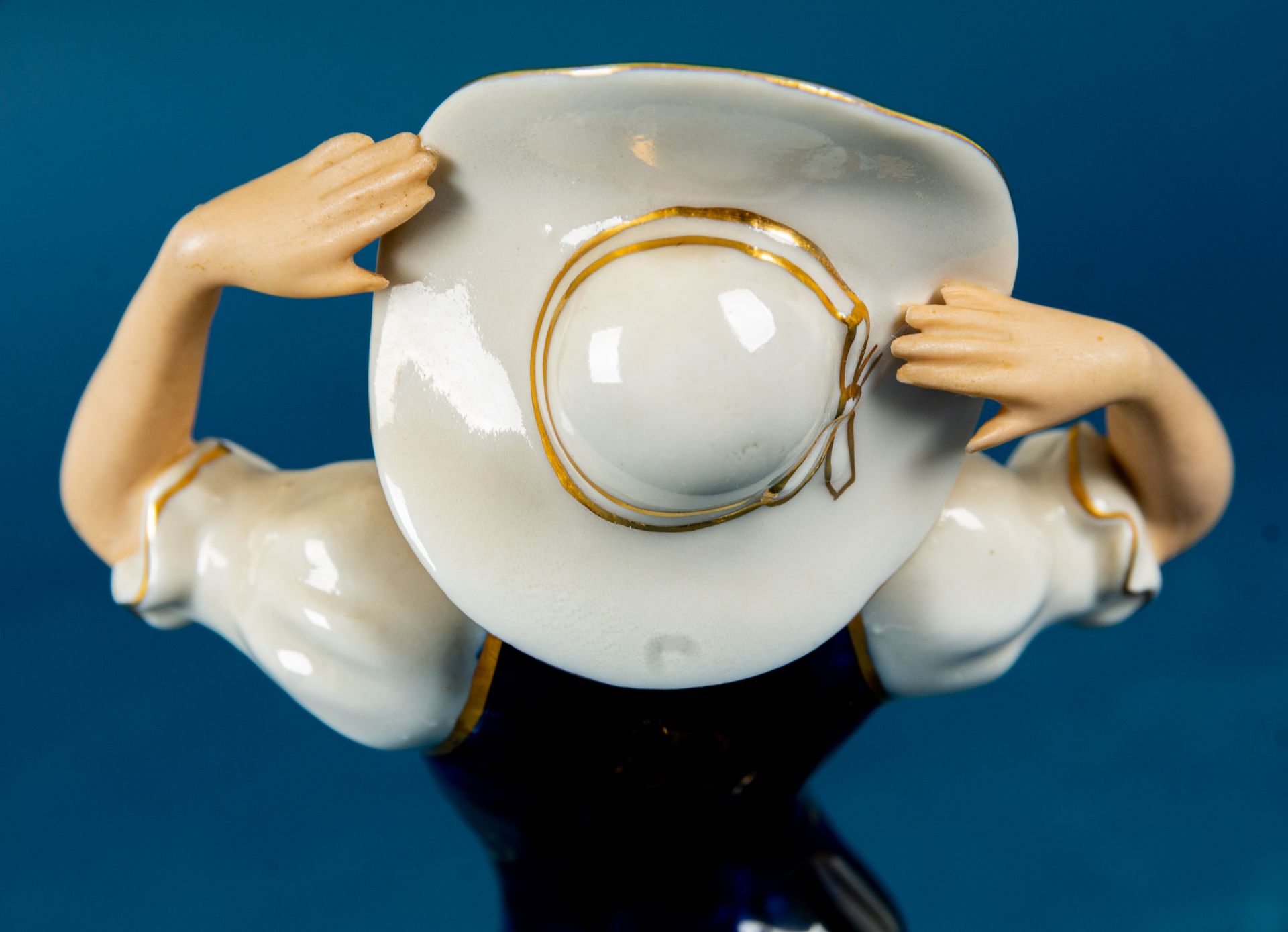 "Tango-Tänzerin", Royal Dux, polychrom staffiertes Weißporzellan, reicher Golddekor; sehr schöner E - Image 13 of 14
