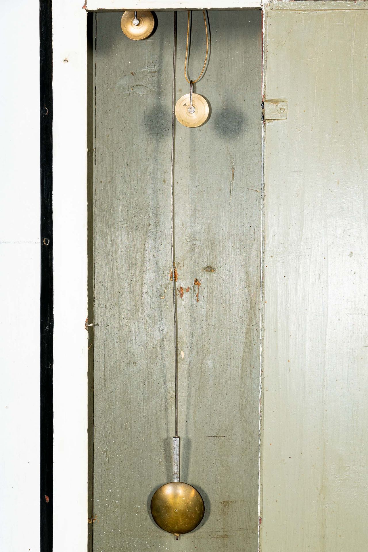 Antike schwedische MORA-Standuhr, polychrom lackiertes Nadelholzgehäuse, 19. Jhdt. Höhe ca. 205 cm, - Bild 8 aus 15