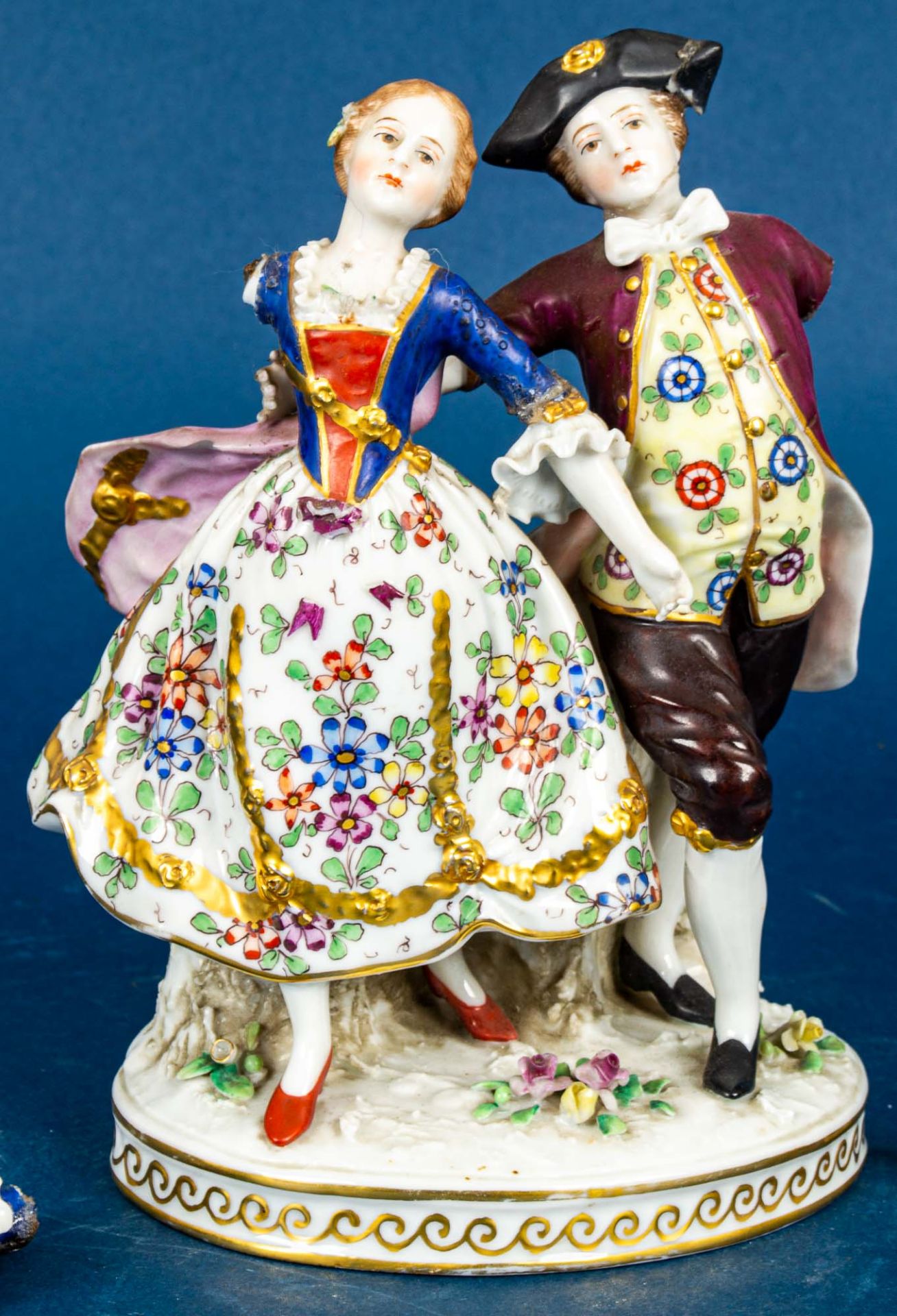 Beschädigte Porzellan Figurengruppe, Pseudo - Wien - Bindenschildmarke, 2 Arme liegen lose bei. Höh - Image 2 of 14