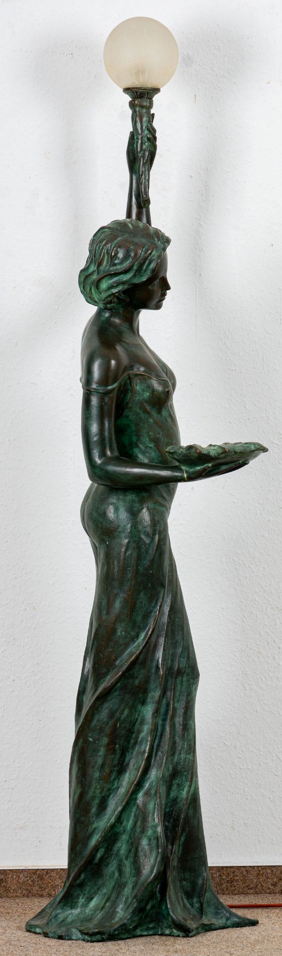 Große einflammige Figurenlampe, Bronze-Hohlguss mit grünlich-brauner Patina, ihre linke Hand emporg - Image 4 of 20