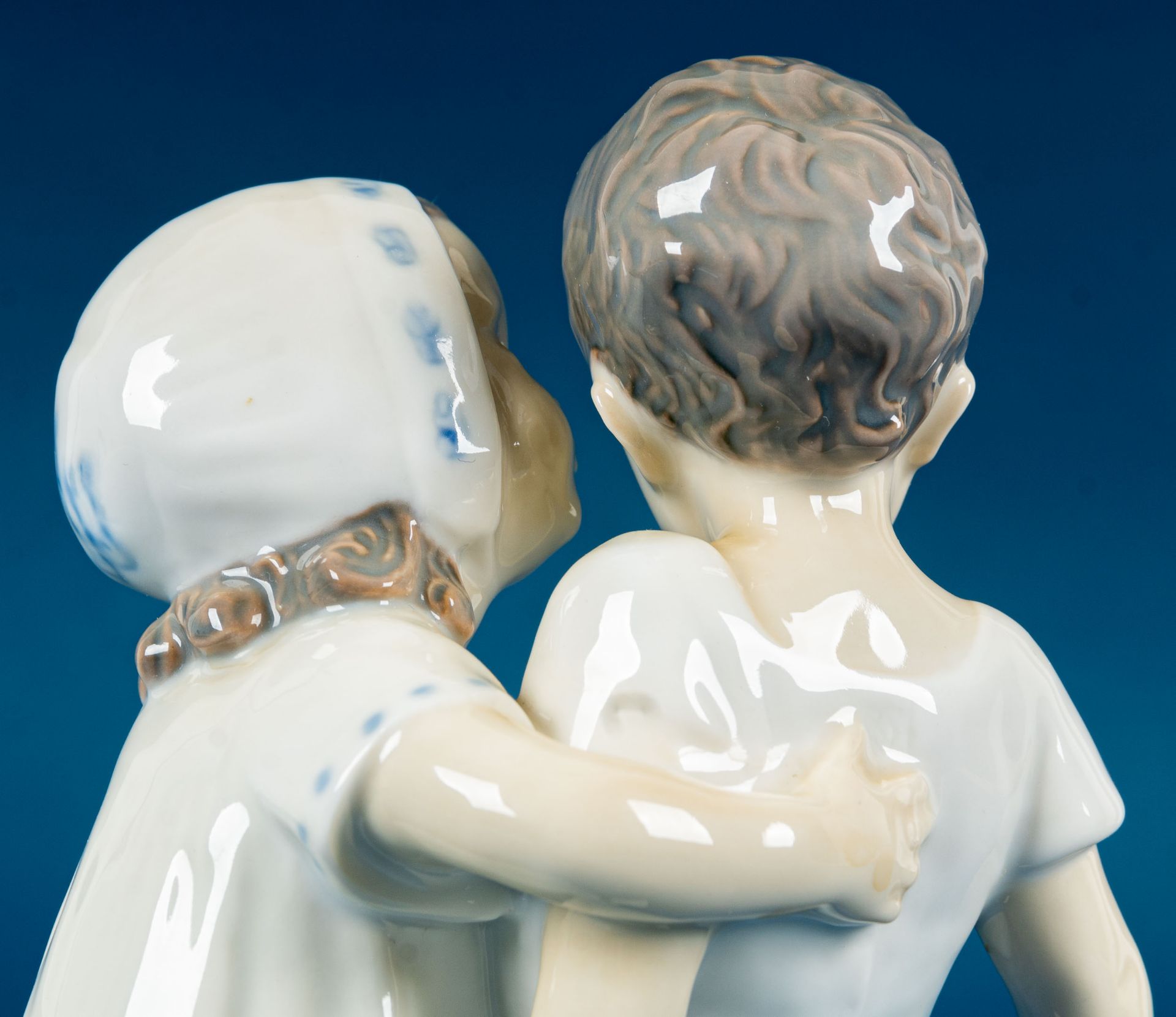 "Junge Liebe", mit sanften Tönen polychrom bemalte Figurengruppe eines sehr jungen Paares, Bing & G - Image 11 of 13