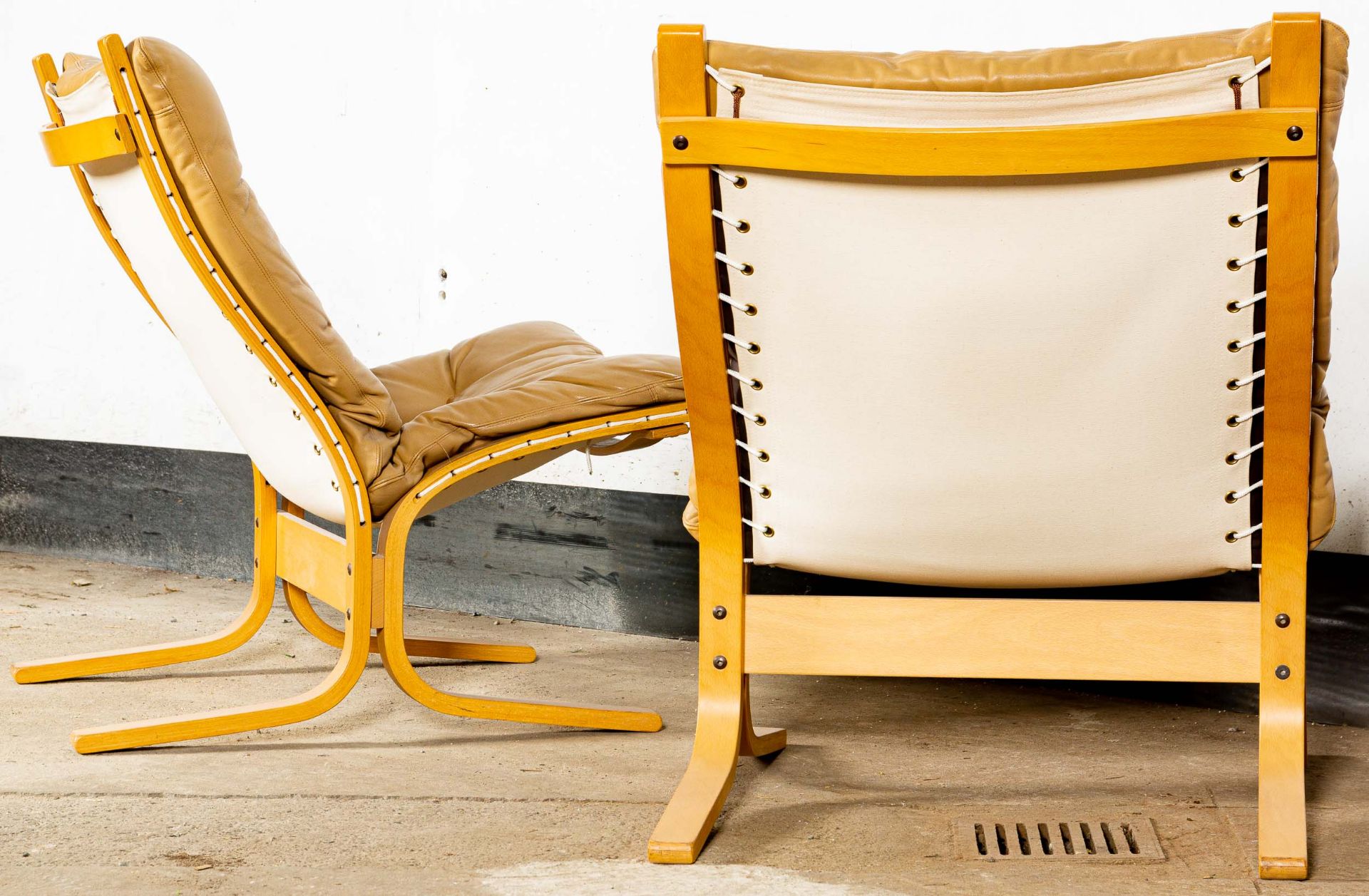 Paar bequemer Siesta-Sessel, beigefarbene Lederbezüge, Konstruktion aus gebogenem Weißbuchenschicht - Bild 4 aus 14
