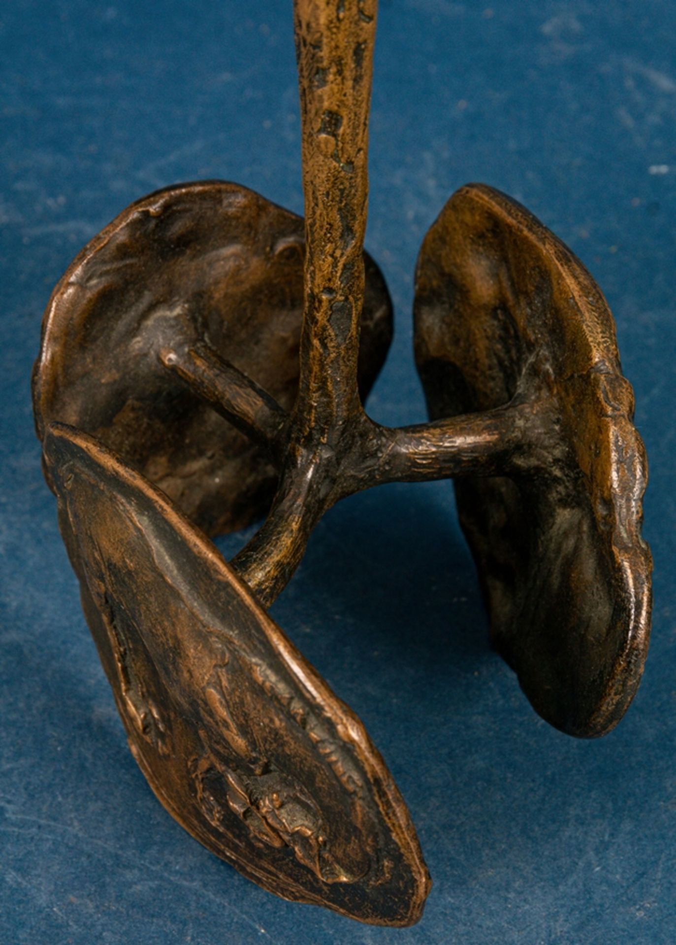Zeitgenössische Bronze-Objekt in archaischer Formgebung mit "Pferde"-Deko, gefußte Schale ca. 11,5  - Bild 11 aus 11