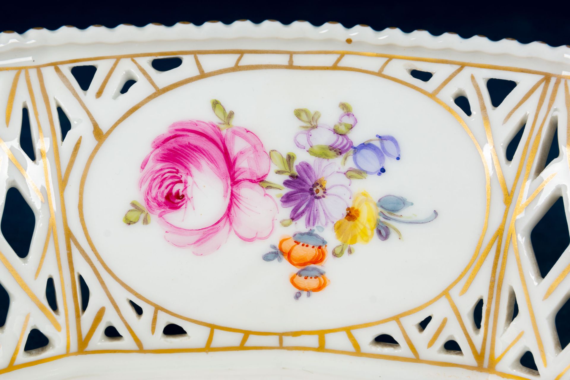 Ovaler Frühstückskorb, Nymphenburg, Weißporzellan mit polychromen Floraldekoren & reicher Goldmaler - Bild 6 aus 10