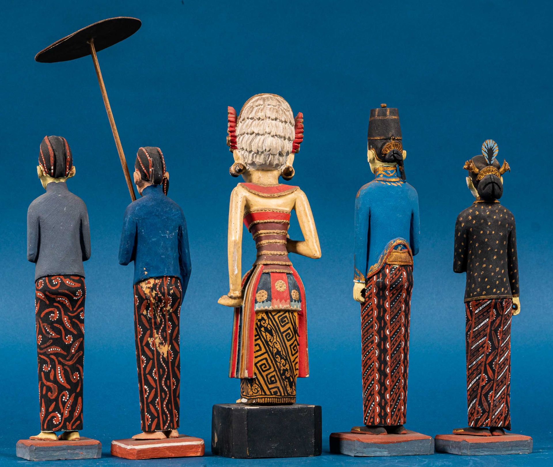 5tlg. Sammlung älterer oder antiker indonesischer Holzschnitzfiguren mit handgemalten polychromen D - Image 15 of 17