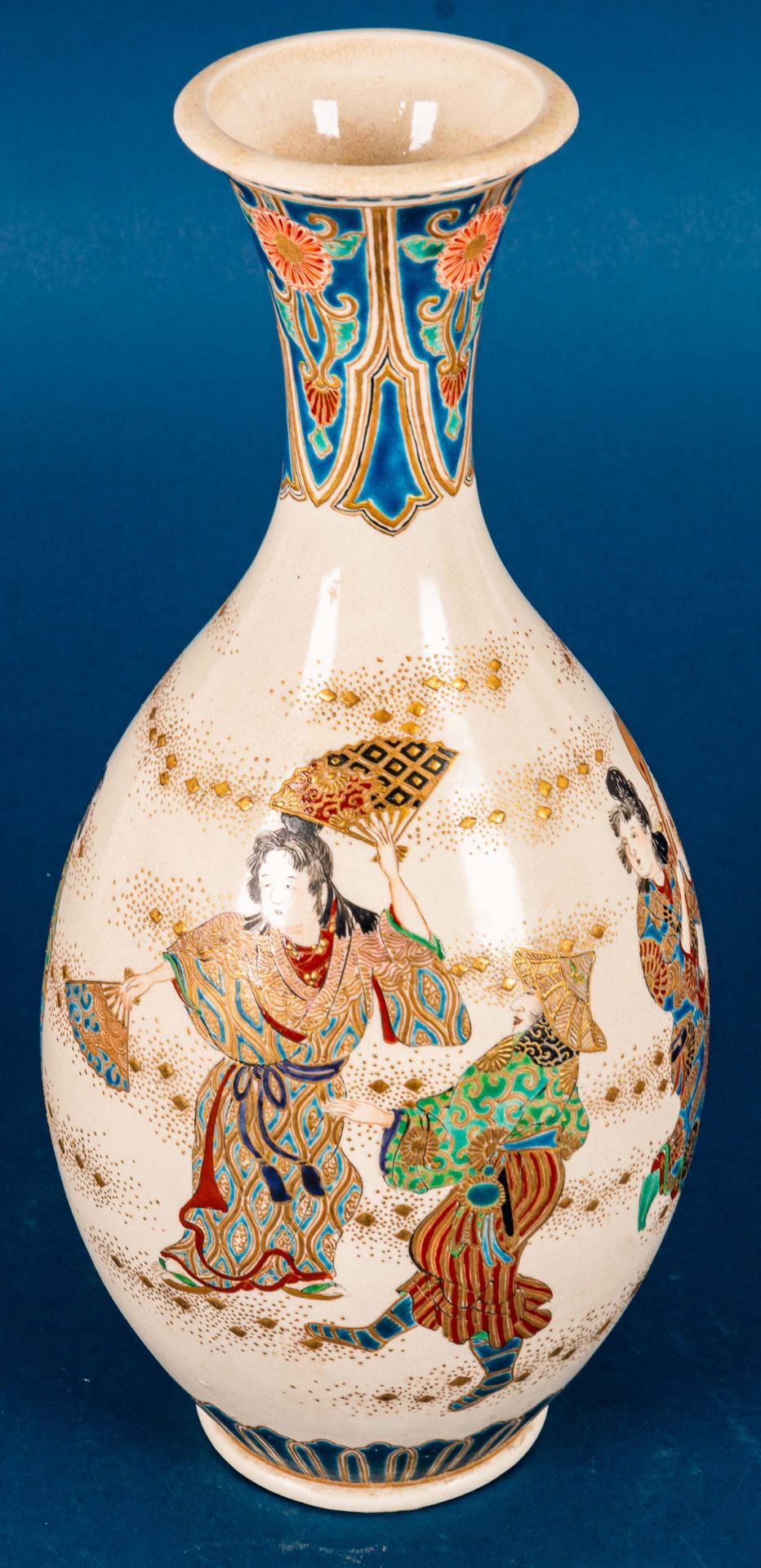Hohe kegelförmige Vase, japan. Feinsteinzeug, heller Scherben mit "tanzenden Frauen" in aufwändigen - Image 2 of 20