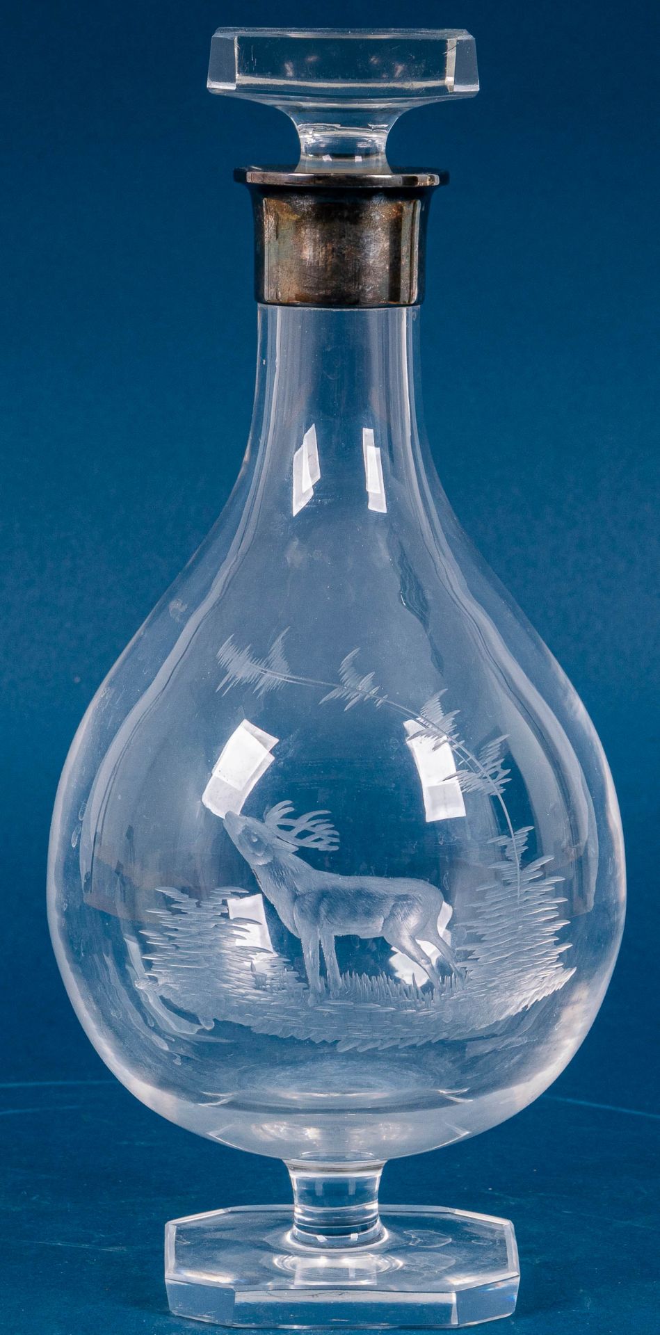 Edle Glaskaraffe; schweres farbloses Kristallglas mit jagdlichem Schliffdekor; 925er Sterlingsilber