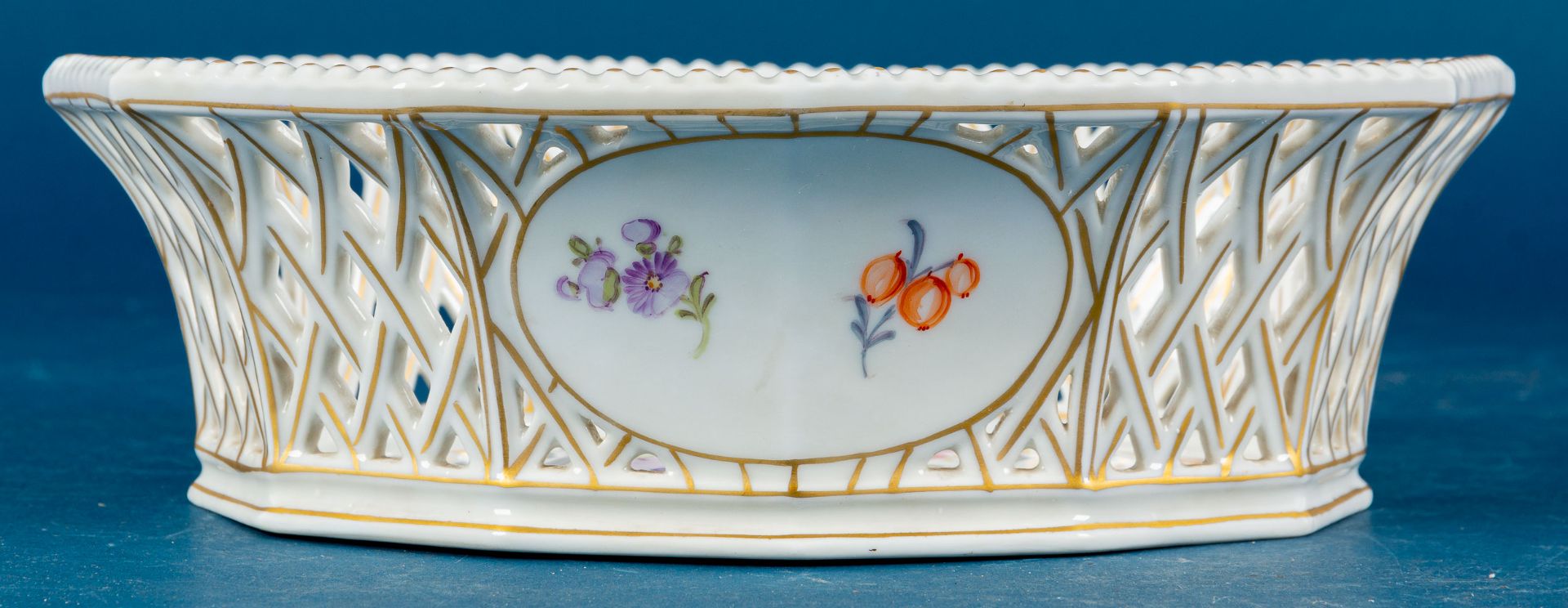 Ovaler Frühstückskorb, Nymphenburg, Weißporzellan mit polychromen Floraldekoren & reicher Goldmaler - Bild 3 aus 10