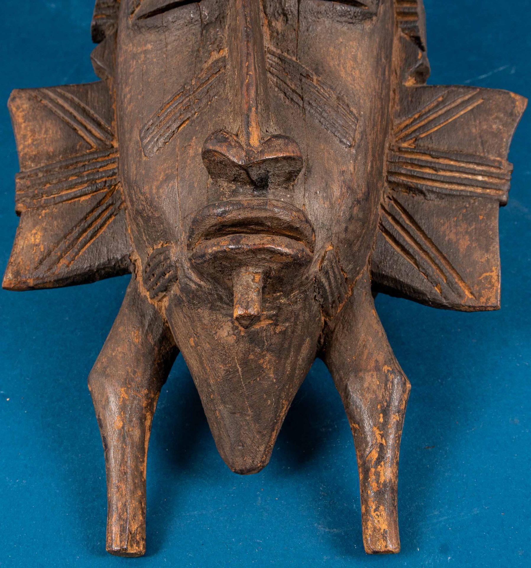 Alte oder antike afrikanische Maske, holzgeschnitzt. Ca. 38,5 cm Höhe; guter, unperfekter Erhalt mi - Image 4 of 11