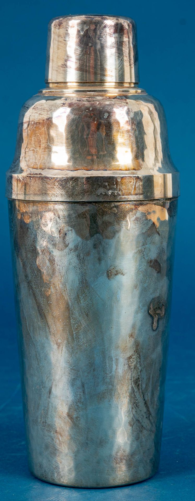 Versilberter Cocktailshaker der WMF, Mitte 20. Jhdt., mit Hammerschlagdekor, Höhe ca. 22 cm, schöne