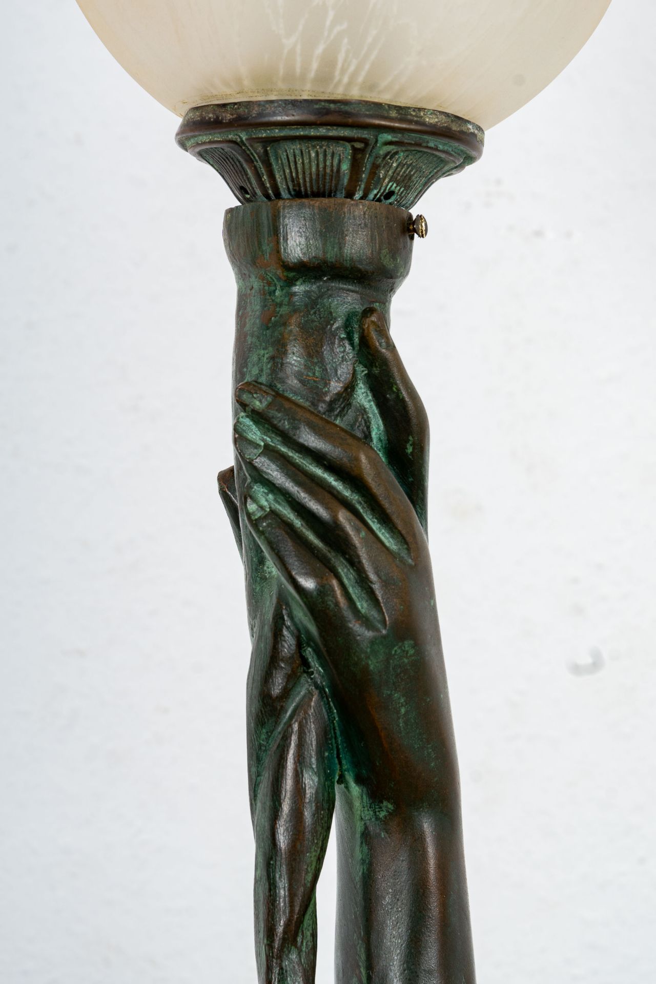 Große einflammige Figurenlampe, Bronze-Hohlguss mit grünlich-brauner Patina, ihre linke Hand emporg - Image 6 of 20