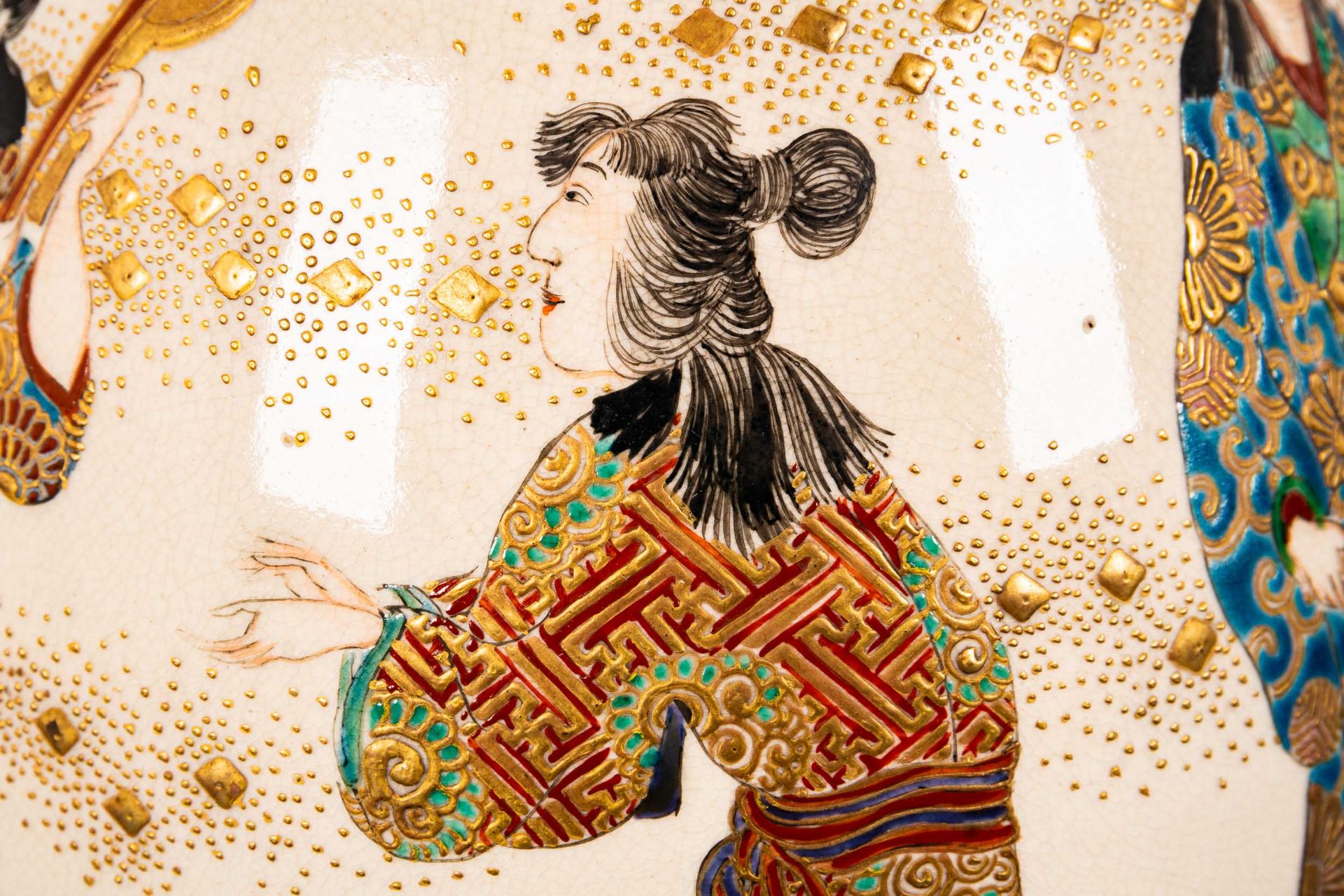 Hohe kegelförmige Vase, japan. Feinsteinzeug, heller Scherben mit "tanzenden Frauen" in aufwändigen - Image 12 of 20