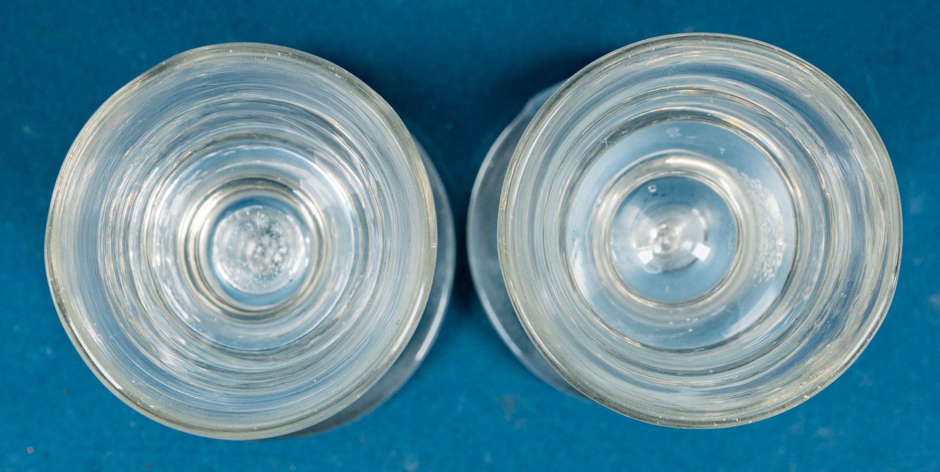2 antike Schnapsgläser, sogen. Wachtmeister, farbloses Klarglas mit Schlieren, unteres Griffstück m - Bild 4 aus 7