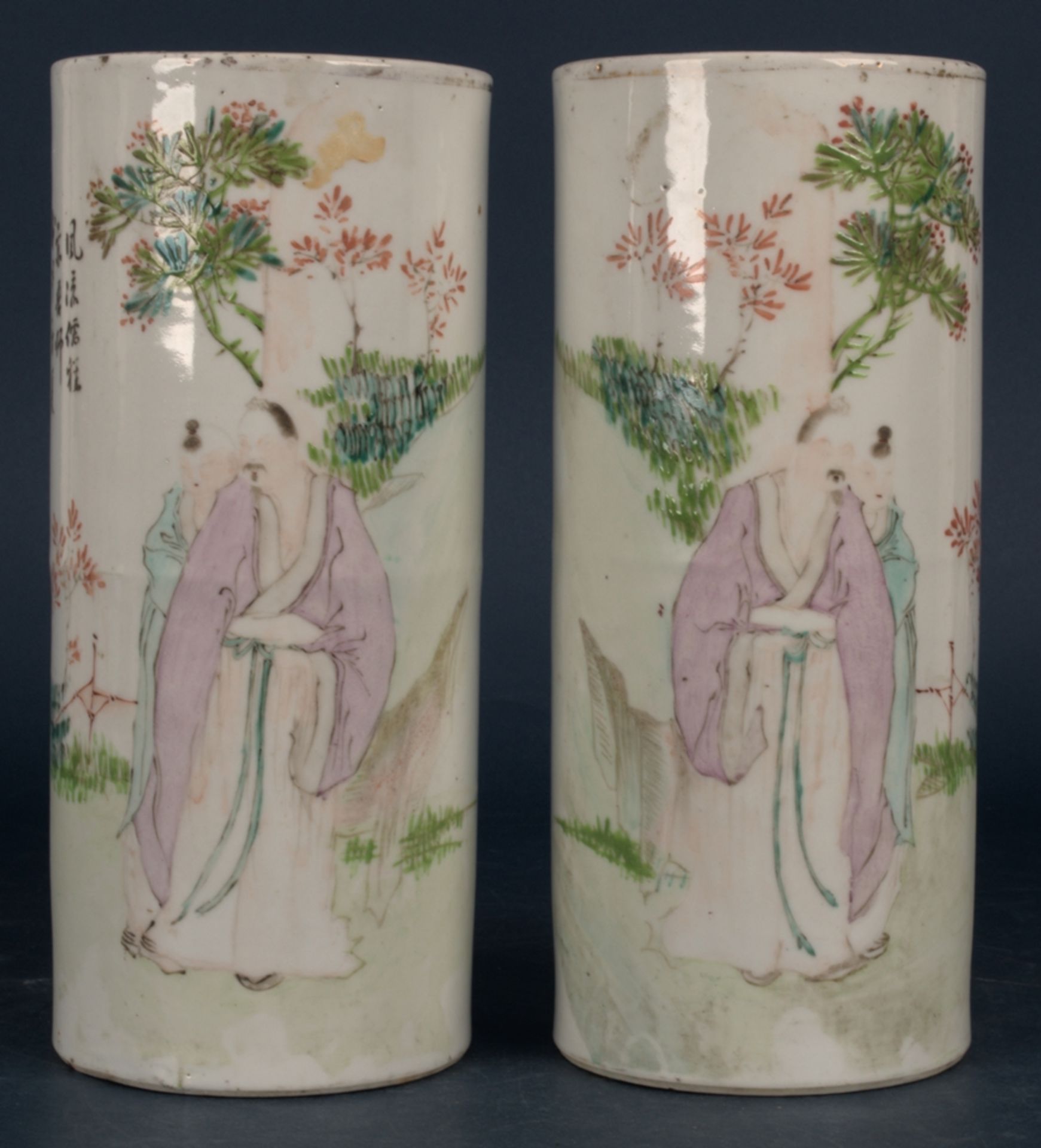 Paar zylindrischer Vasen, China um 1900/20, Weißporzellan mit polychrom gemaltem Figuraldekor. Höhe