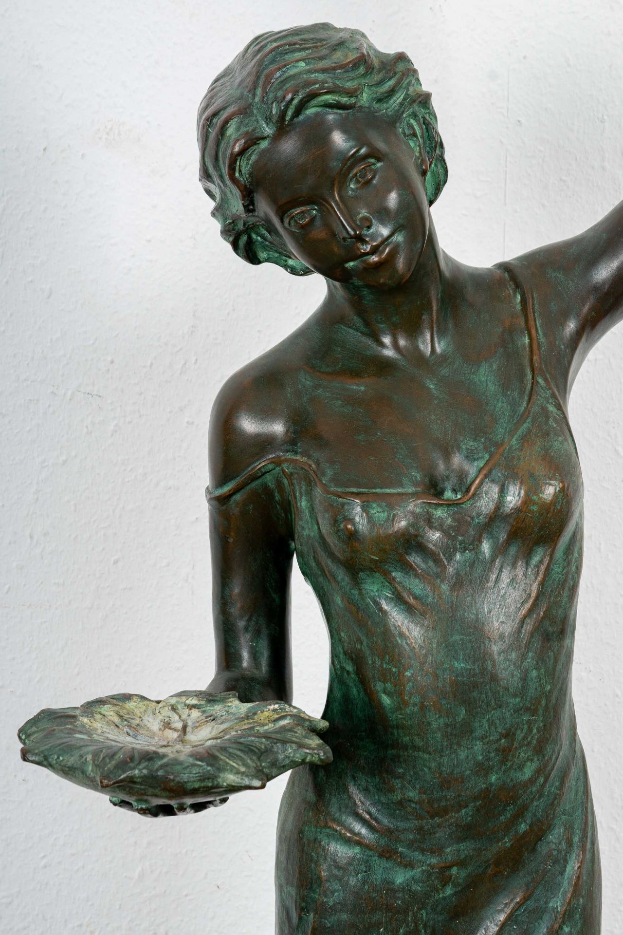 Große einflammige Figurenlampe, Bronze-Hohlguss mit grünlich-brauner Patina, ihre linke Hand emporg - Image 3 of 20