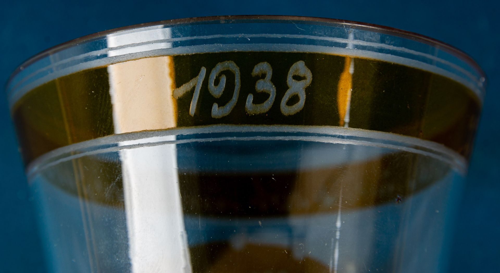 "Ihr gabt uns Brot in großer Not", bernsteinfarbener Pokalbecher, böhmisches Glas von 1938, sehr sc - Bild 8 aus 9