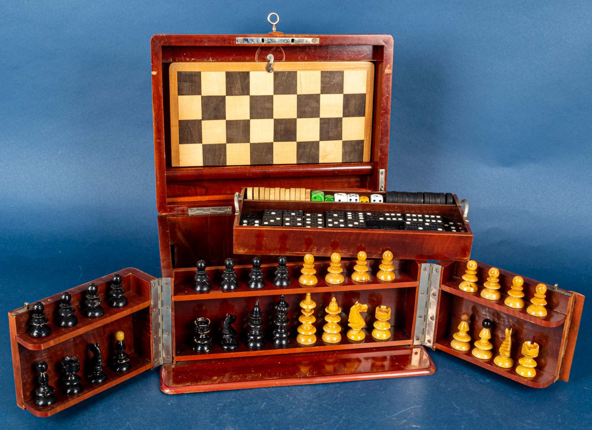 Alte Spielesammlung im Holzkasten, u. a. Schach & Domino, nicht auf Vollständigkeit geprüft. Kasten