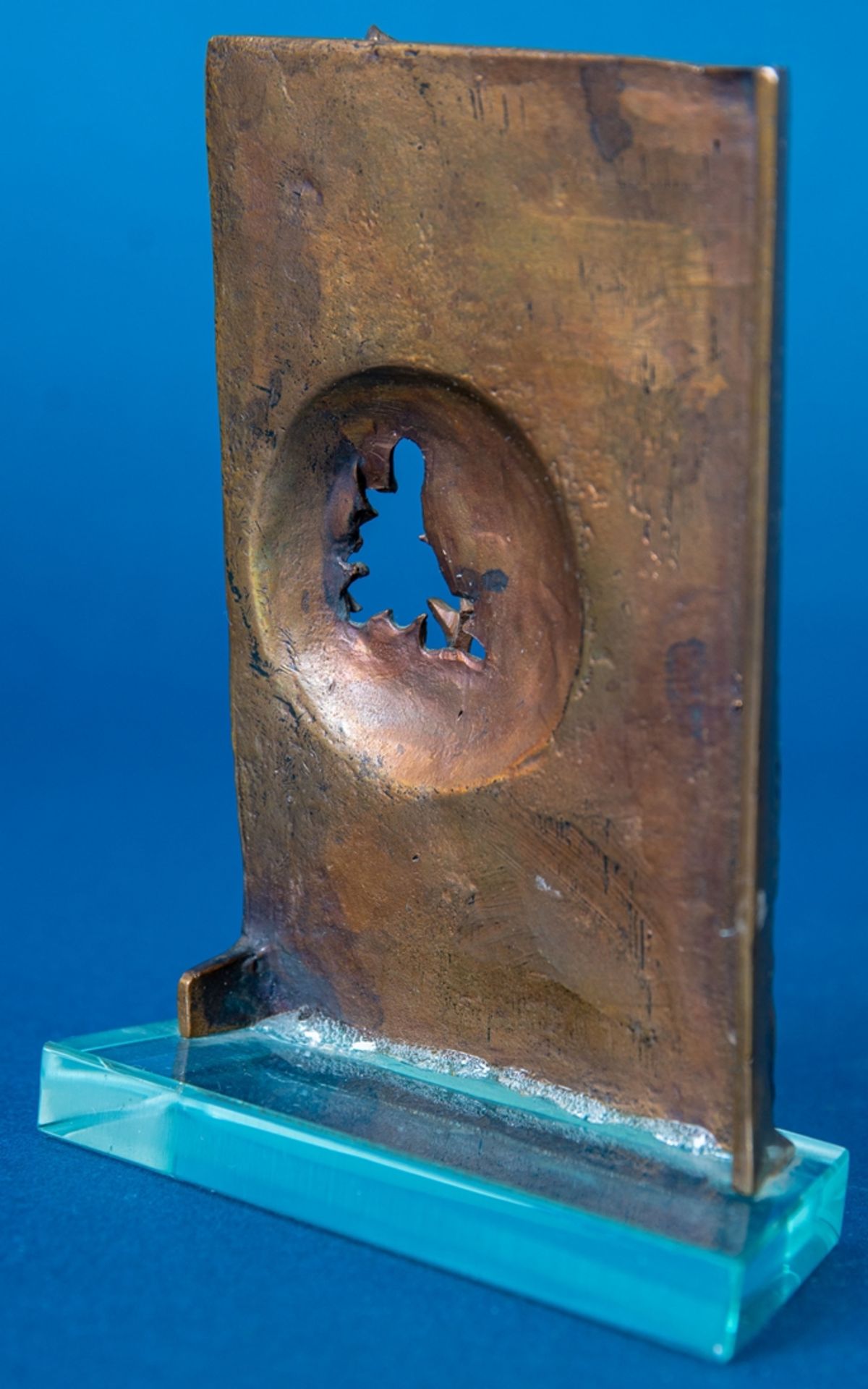 Kleines Bronzerelief mit stilisierten Figuren, auf Klarglassockel (ca. 9 x 4 cm) verklebt, Höhe ca. - Image 4 of 12