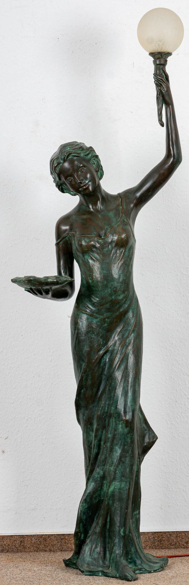 Große einflammige Figurenlampe, Bronze-Hohlguss mit grünlich-brauner Patina, ihre linke Hand emporg