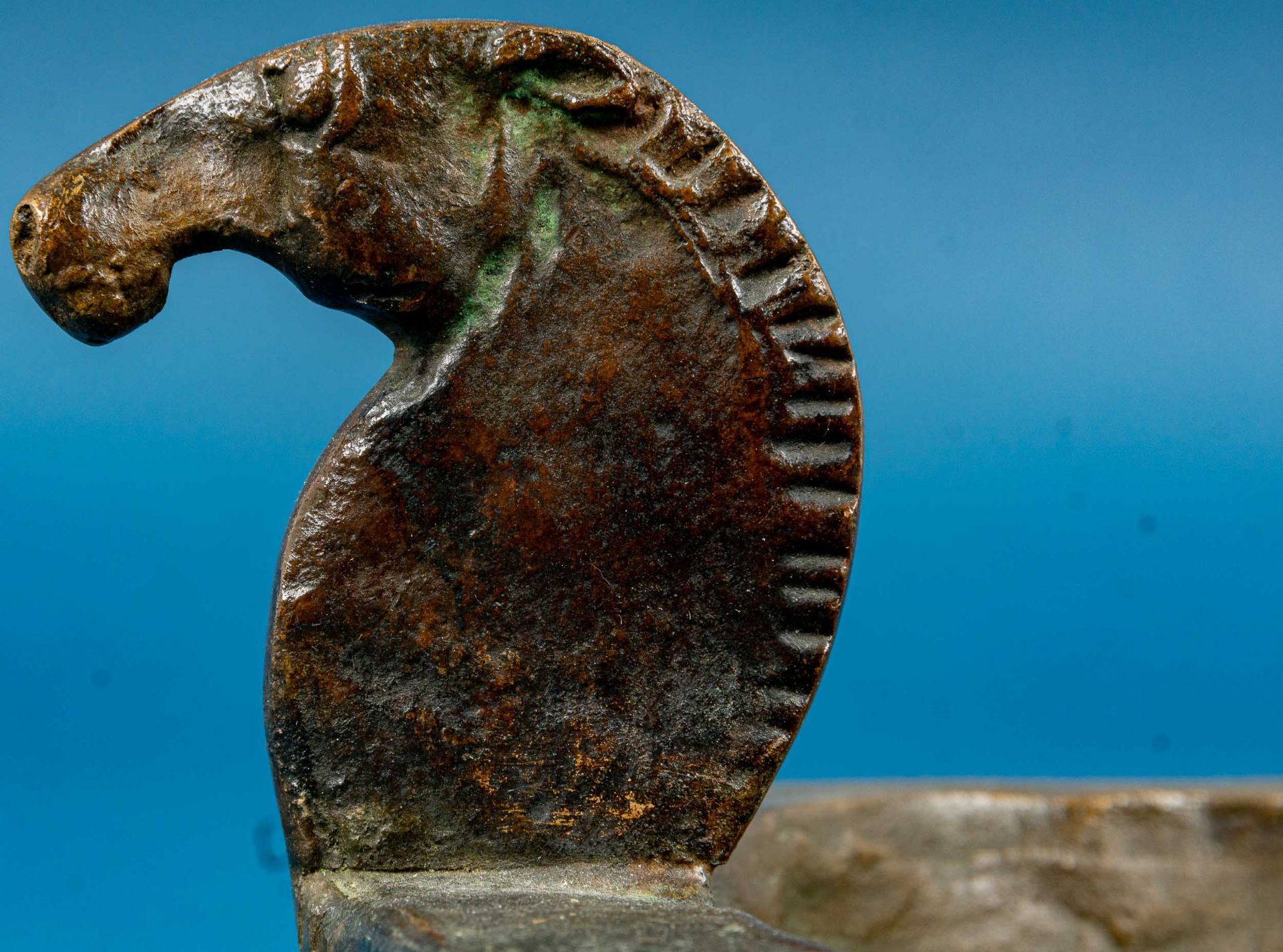 Zeitgenössische Bronze-Objekt in archaischer Formgebung mit "Pferde"-Deko, gefußte Schale ca. 11,5  - Bild 4 aus 11