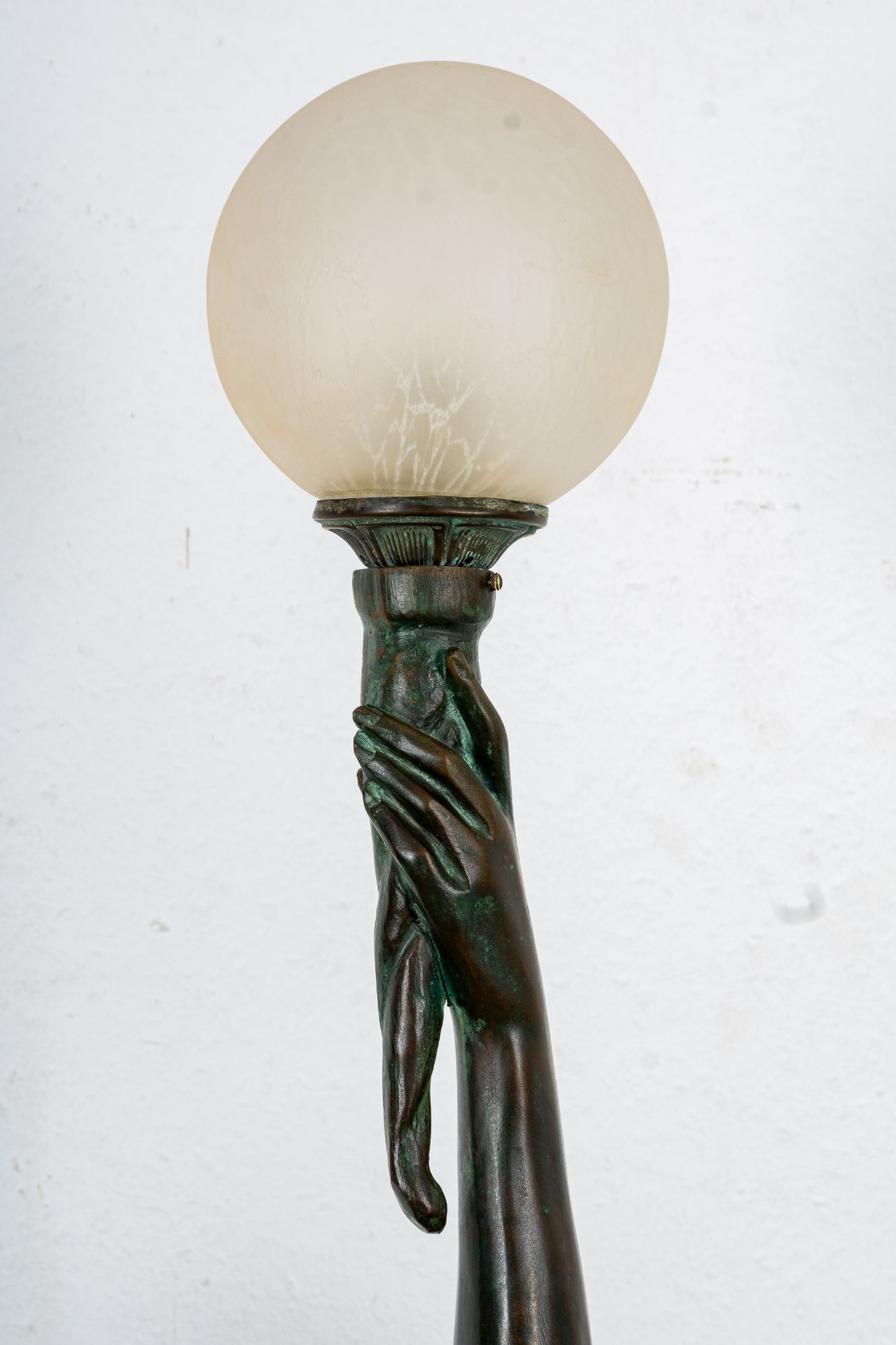 Große einflammige Figurenlampe, Bronze-Hohlguss mit grünlich-brauner Patina, ihre linke Hand emporg - Image 5 of 20