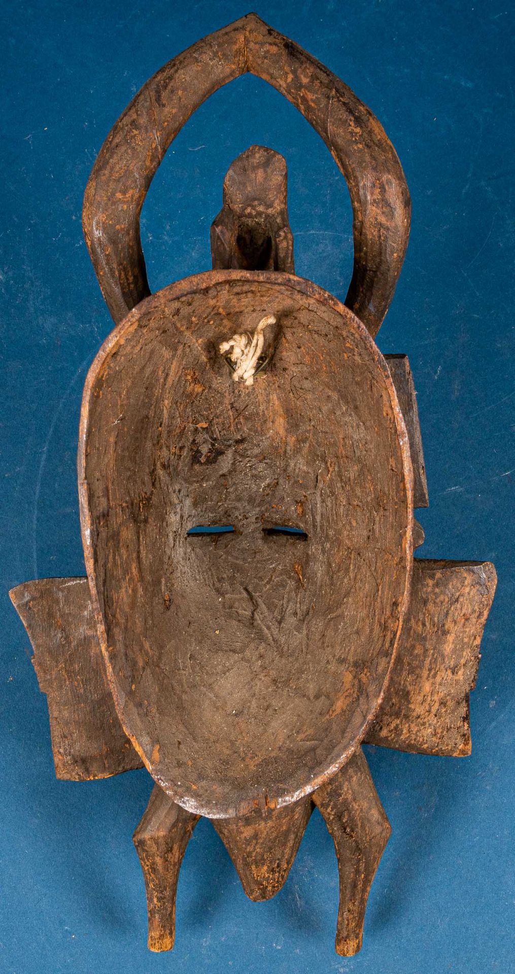 Alte oder antike afrikanische Maske, holzgeschnitzt. Ca. 38,5 cm Höhe; guter, unperfekter Erhalt mi - Image 7 of 11
