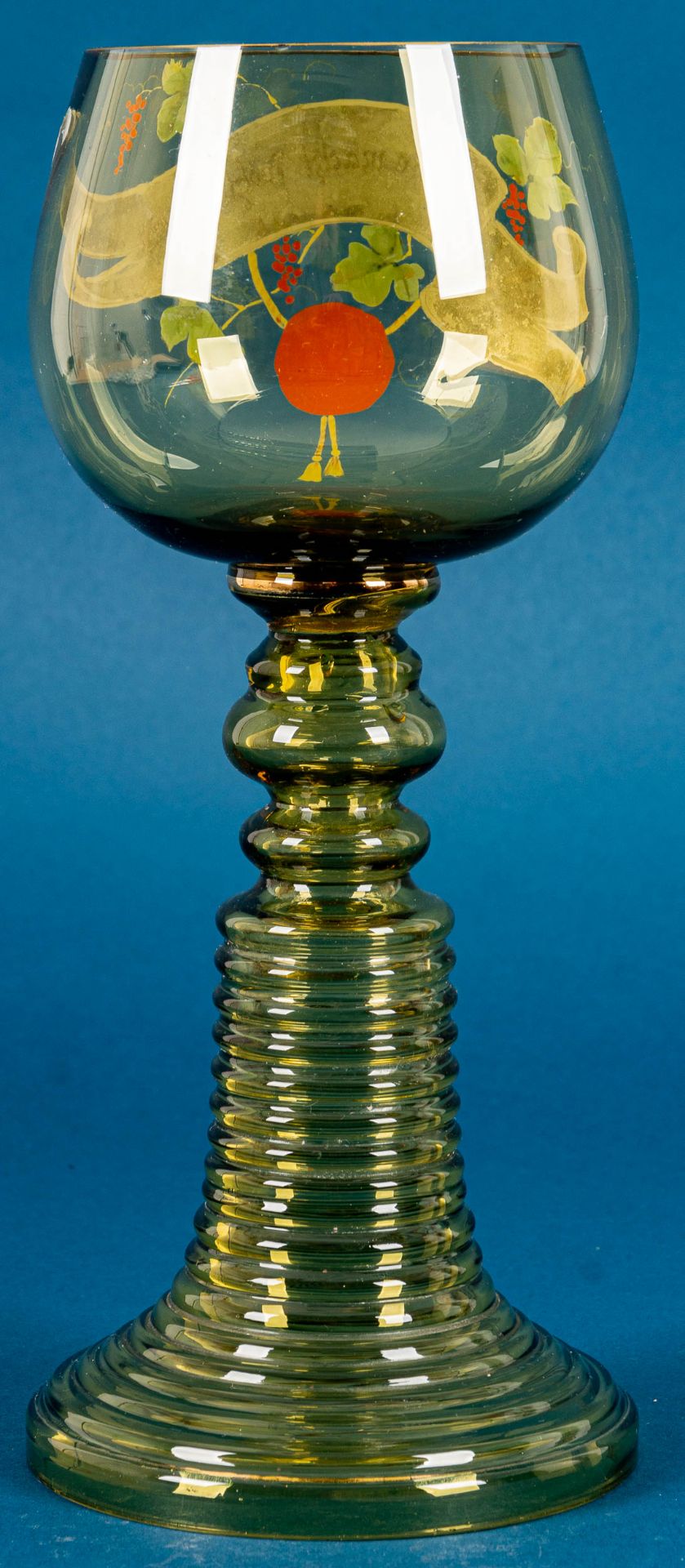 Großes Weinglas sog. "Römer", grünliches Glas mit dezentem Goldrand, Kuppa frontal mit polychromer  - Bild 6 aus 10