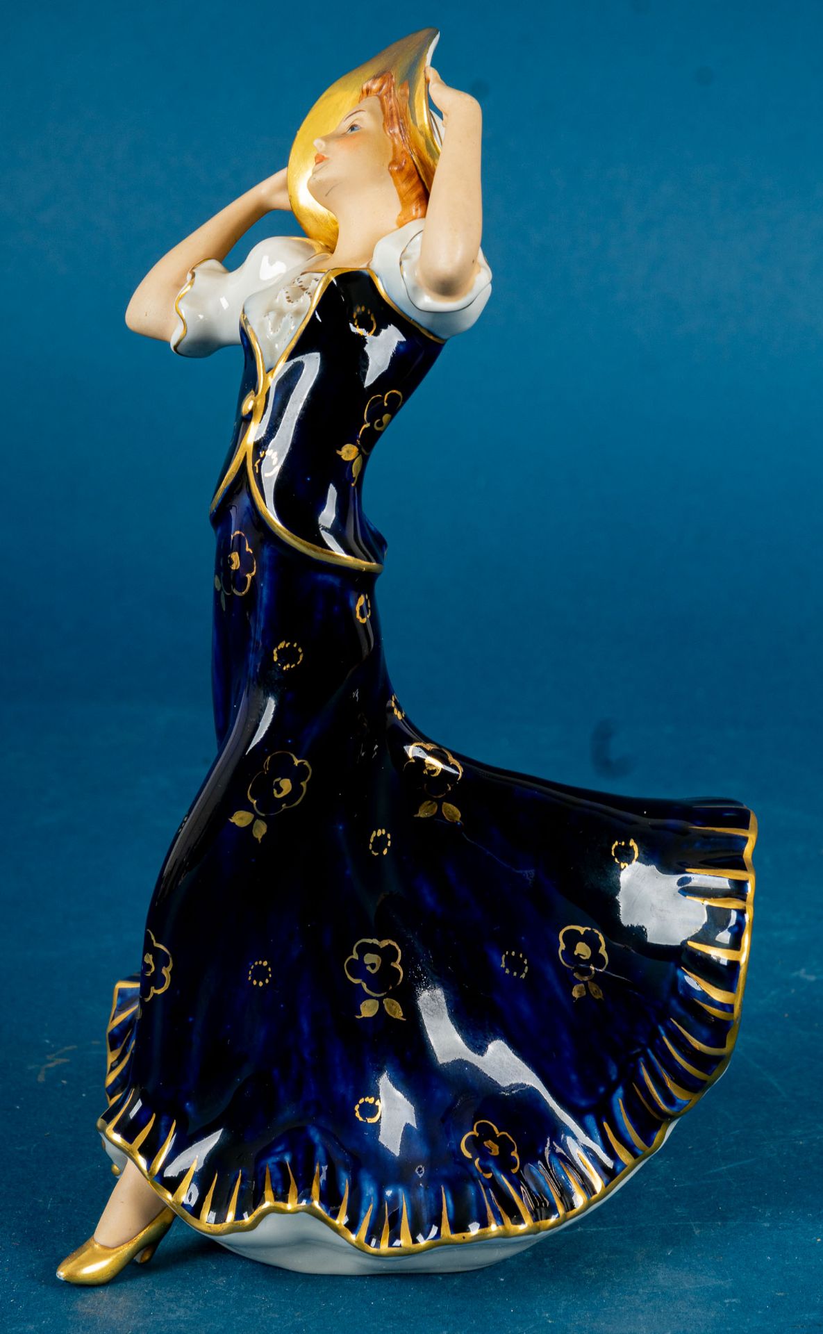 "Tango-Tänzerin", Royal Dux, polychrom staffiertes Weißporzellan, reicher Golddekor; sehr schöner E - Image 2 of 14
